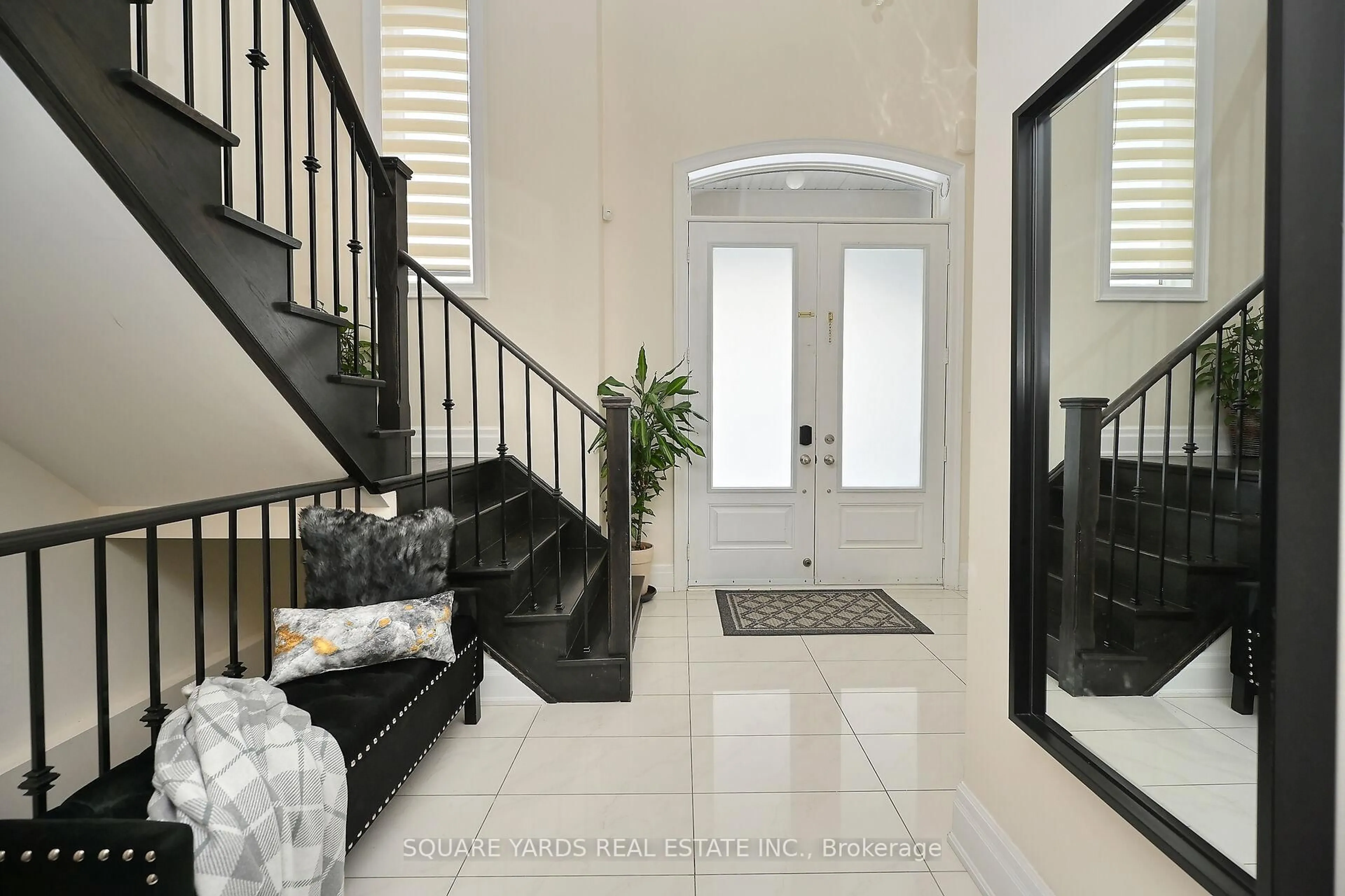 Indoor entryway for 19 Cloverhaven Rd, Brampton Ontario L6P 4E4