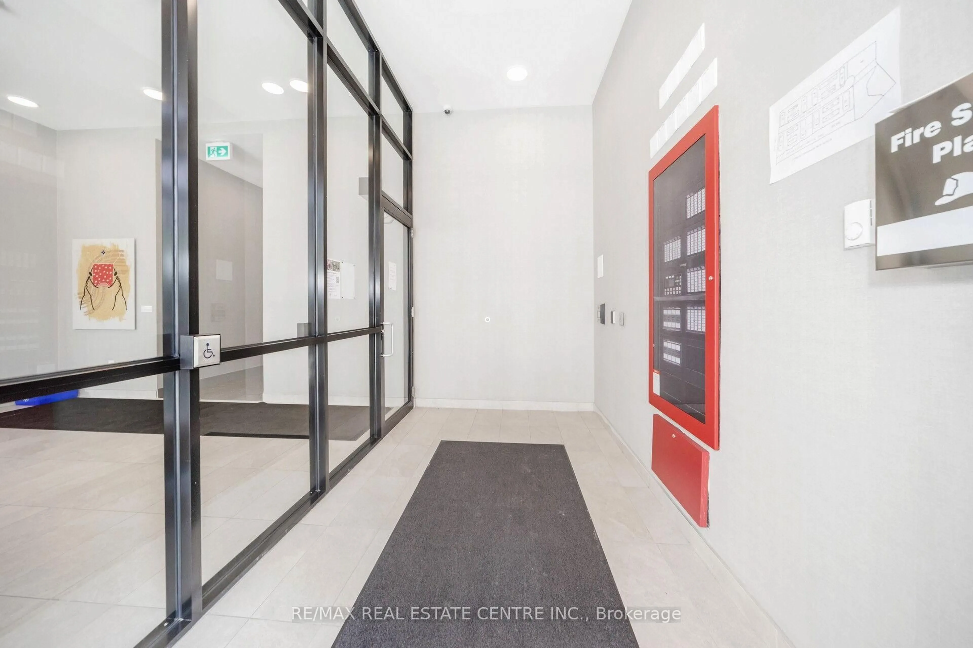 Indoor foyer for 165 Canon Jackson Dr #313, Toronto Ontario M6M 0C4