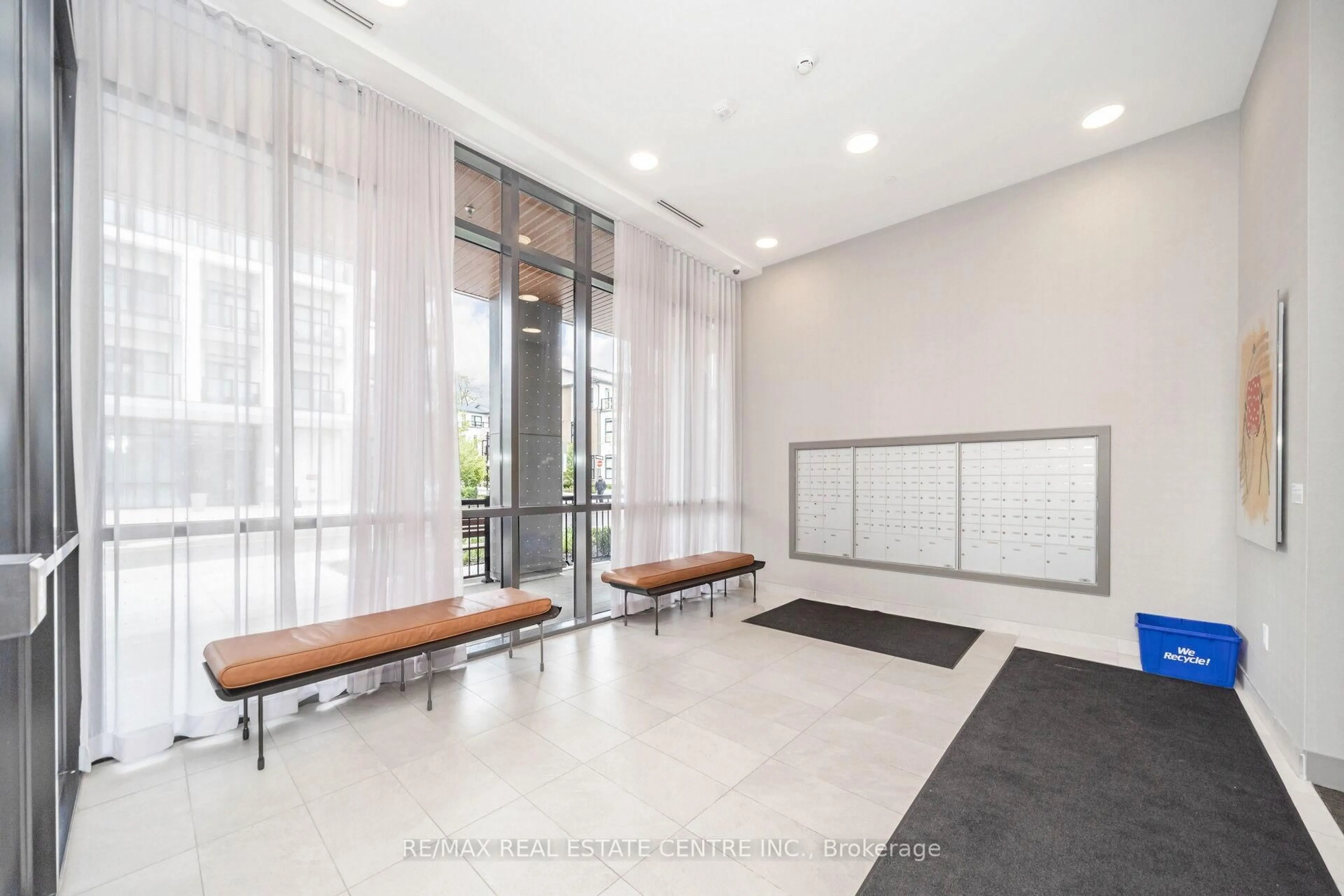 Indoor foyer for 165 Canon Jackson Dr #313, Toronto Ontario M6M 0C4