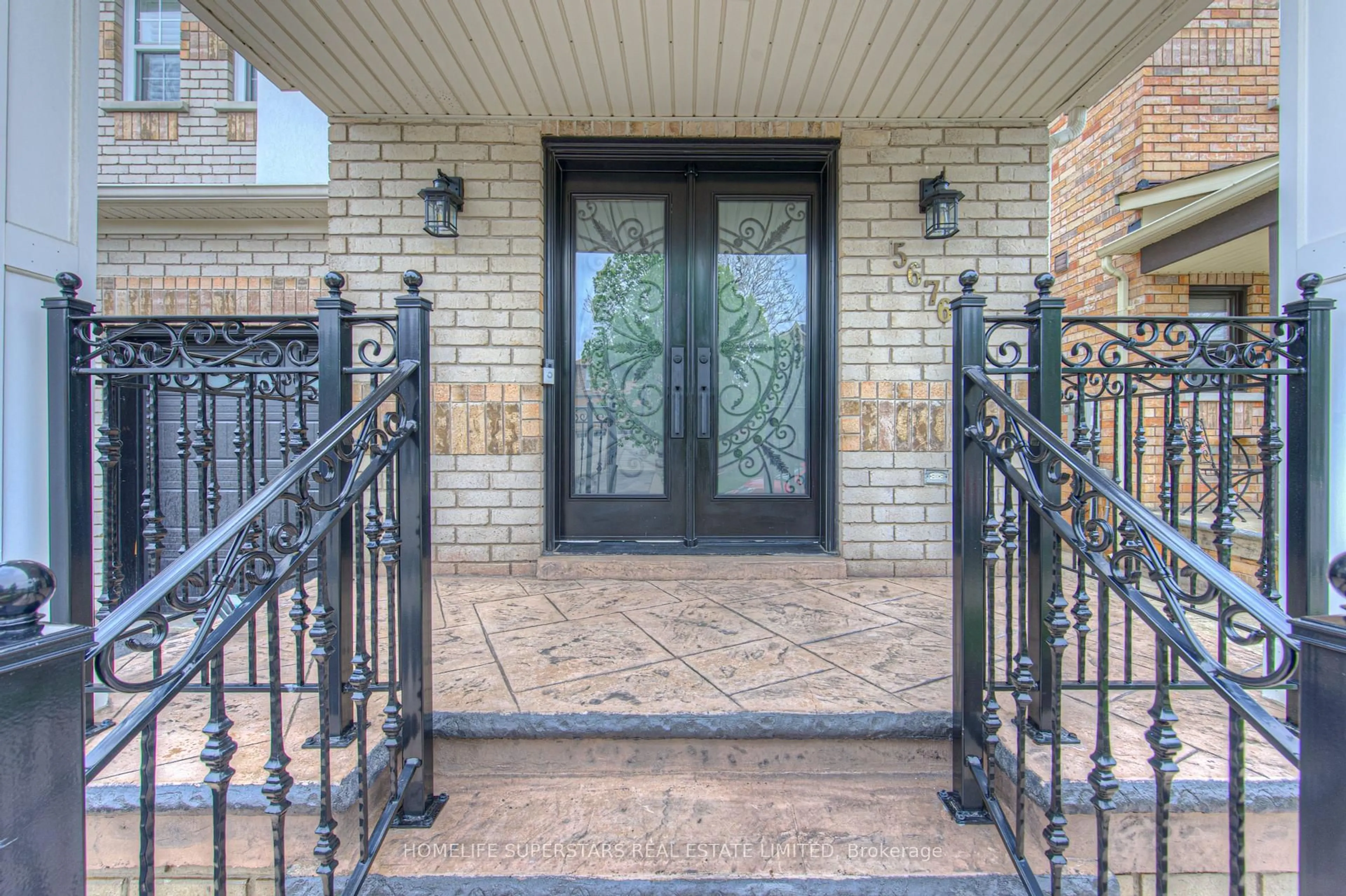 Indoor entryway for 5676 Fantasia Manr, Mississauga Ontario L5M 7B1