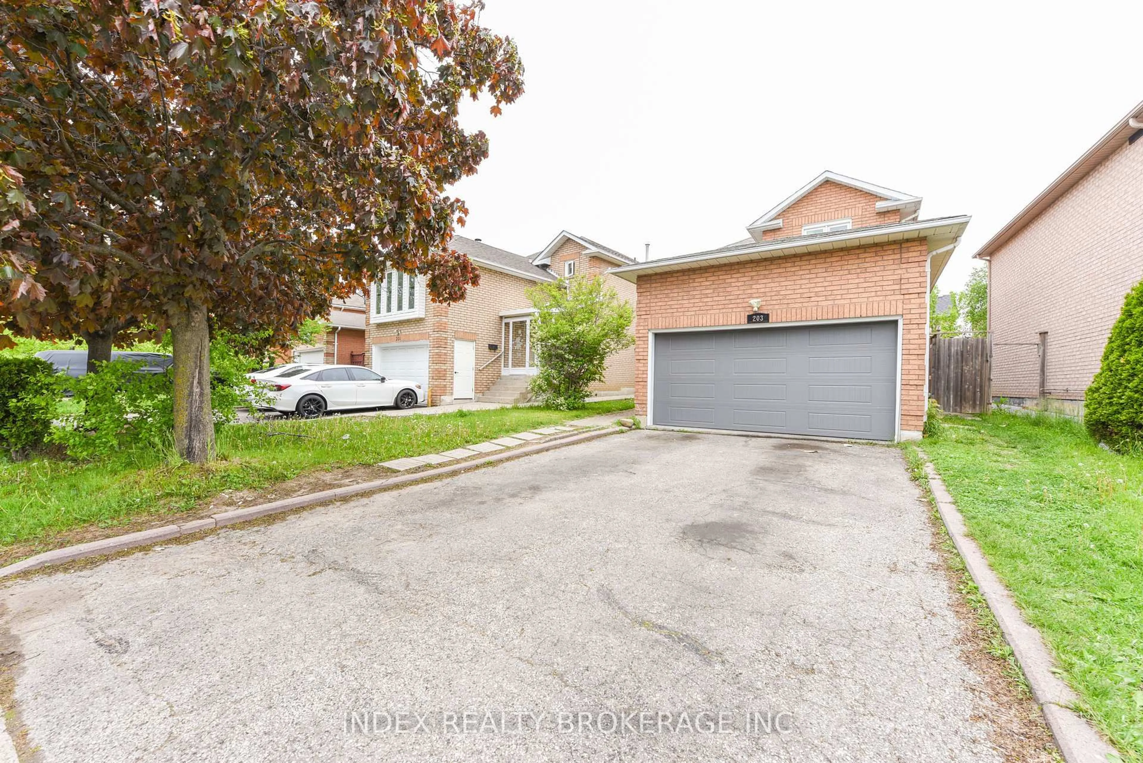 A pic from outside/outdoor area/front of a property/back of a property/a pic from drone, street for 203 Richvale Dr, Brampton Ontario L6Z 4R6