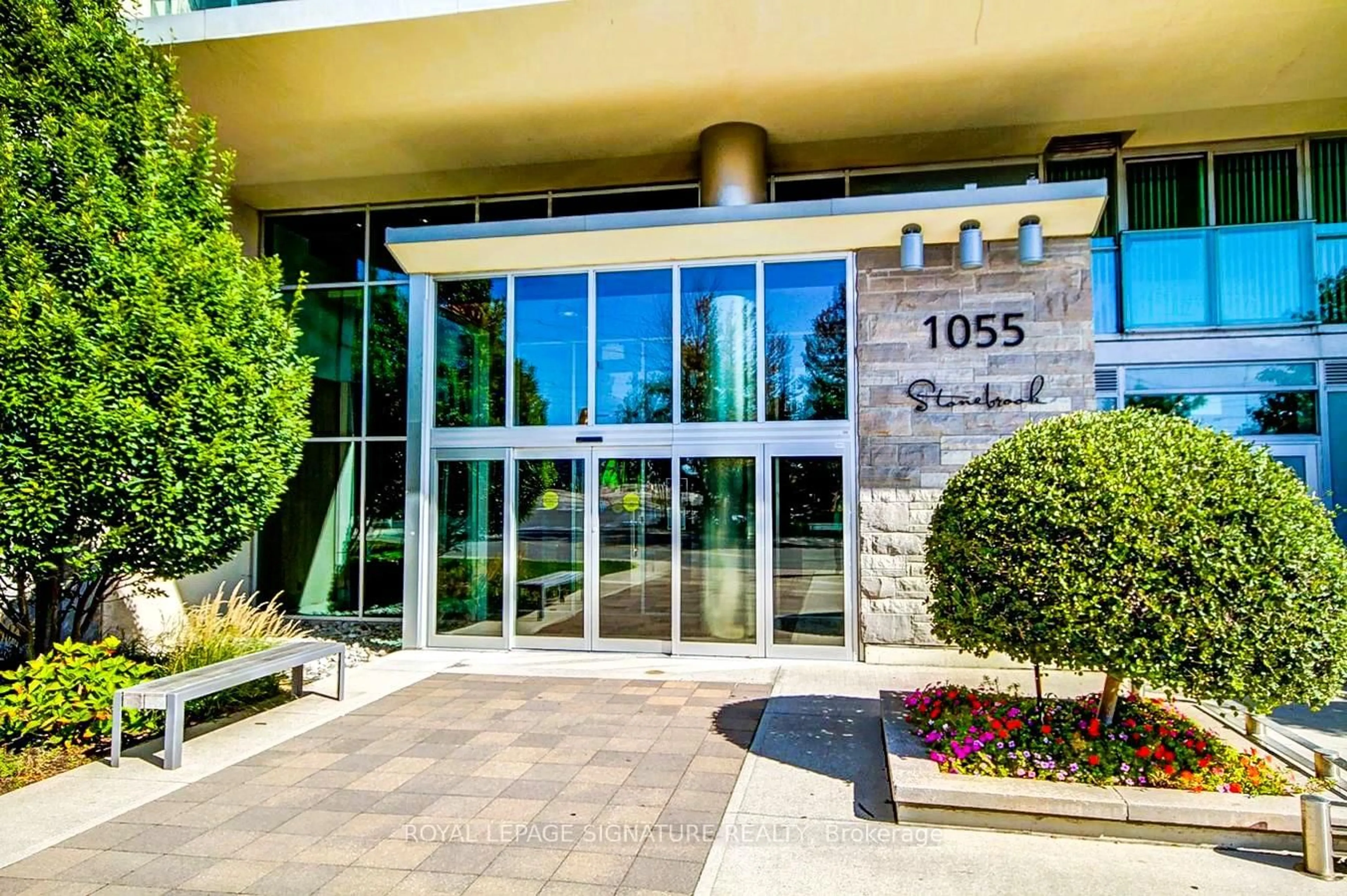 Indoor foyer for 1055 Southdown Rd #614, Mississauga Ontario L5J 0A3