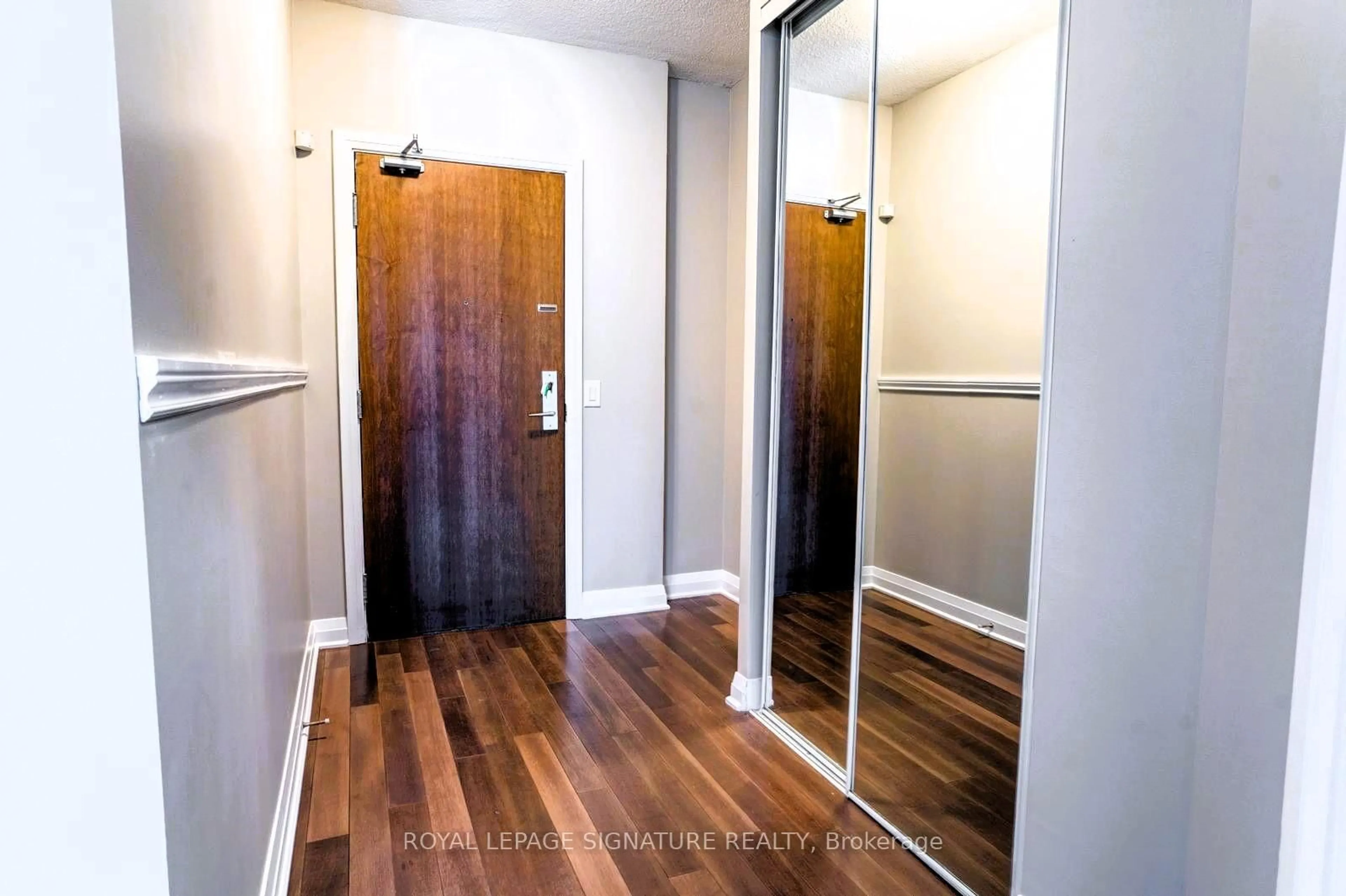 Indoor entryway for 1055 Southdown Rd #614, Mississauga Ontario L5J 0A3