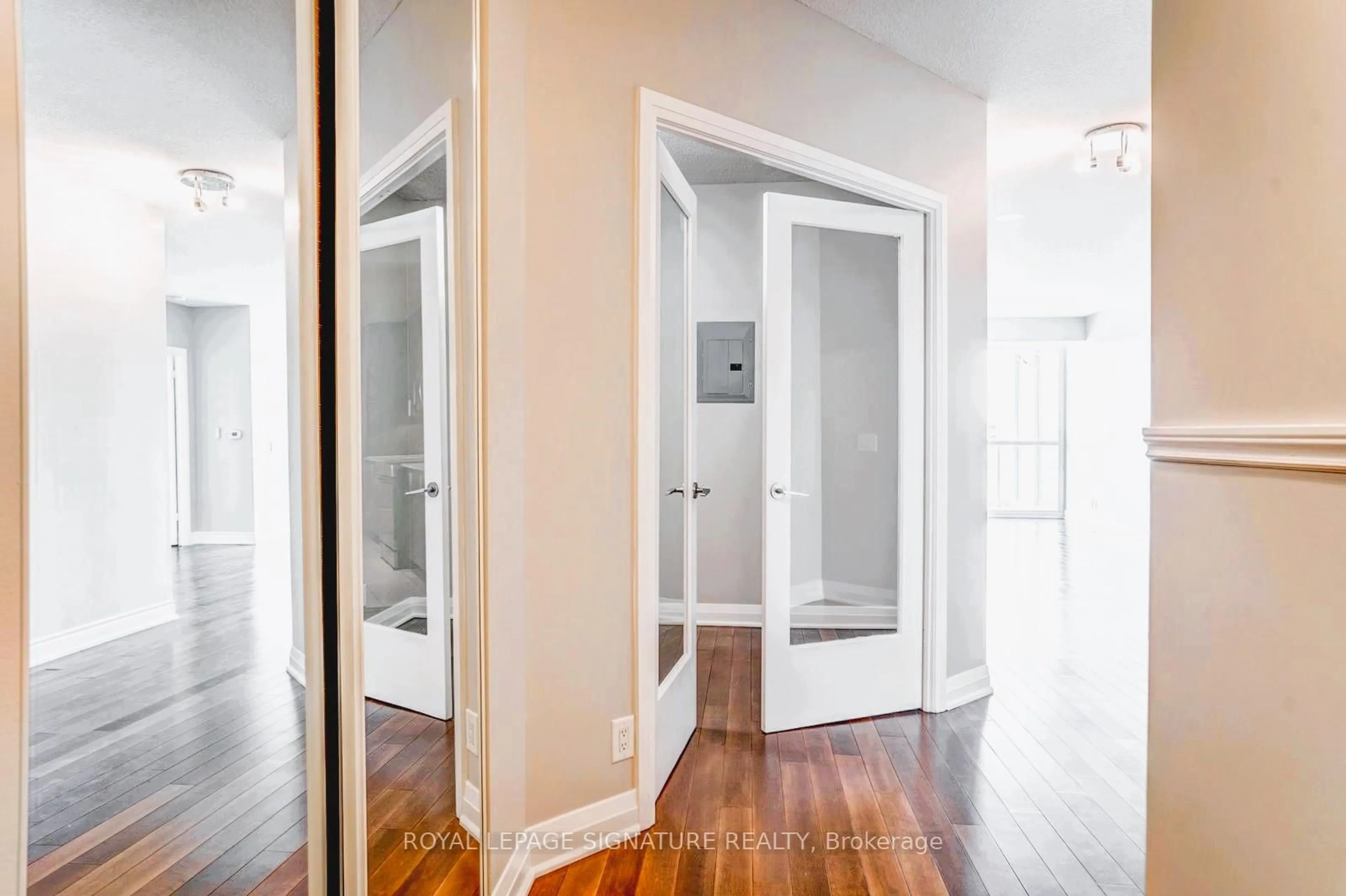 Indoor entryway for 1055 Southdown Rd #614, Mississauga Ontario L5J 0A3