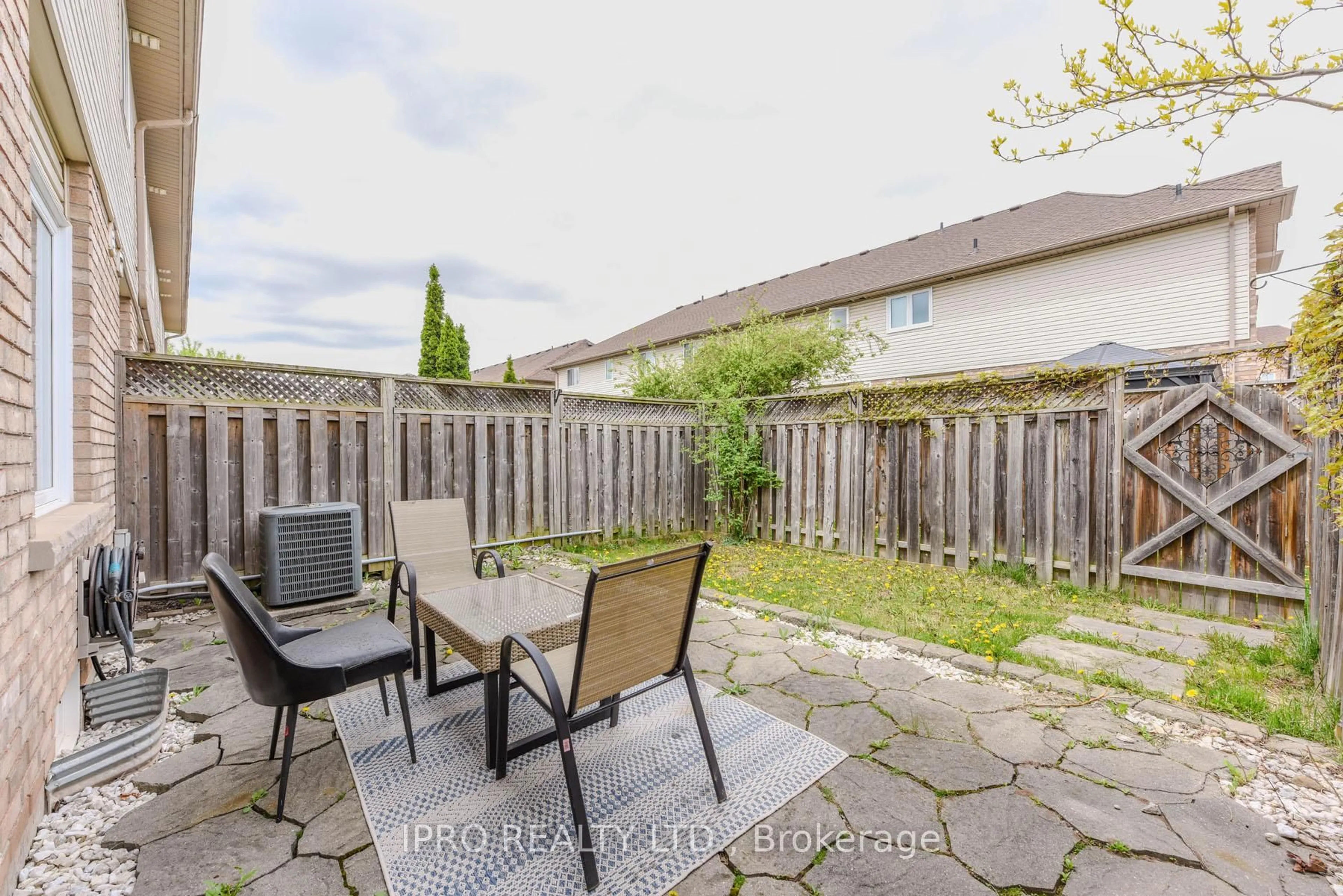 Patio, street for 4055 Forest Run Ave #17, Burlington Ontario L7M 5B8