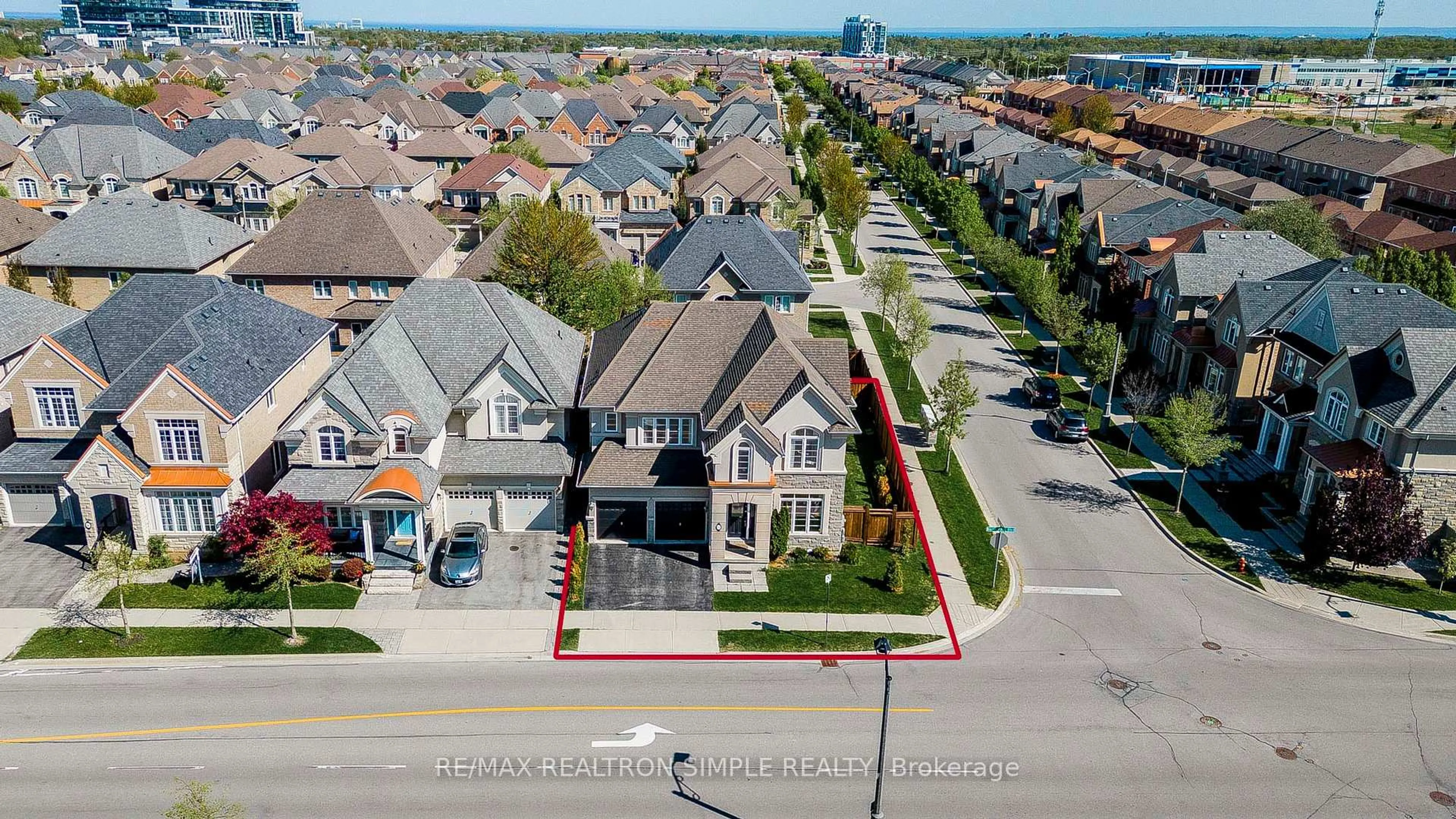 A pic from outside/outdoor area/front of a property/back of a property/a pic from drone, street for 574 North Park Blvd, Oakville Ontario L6M 0N7