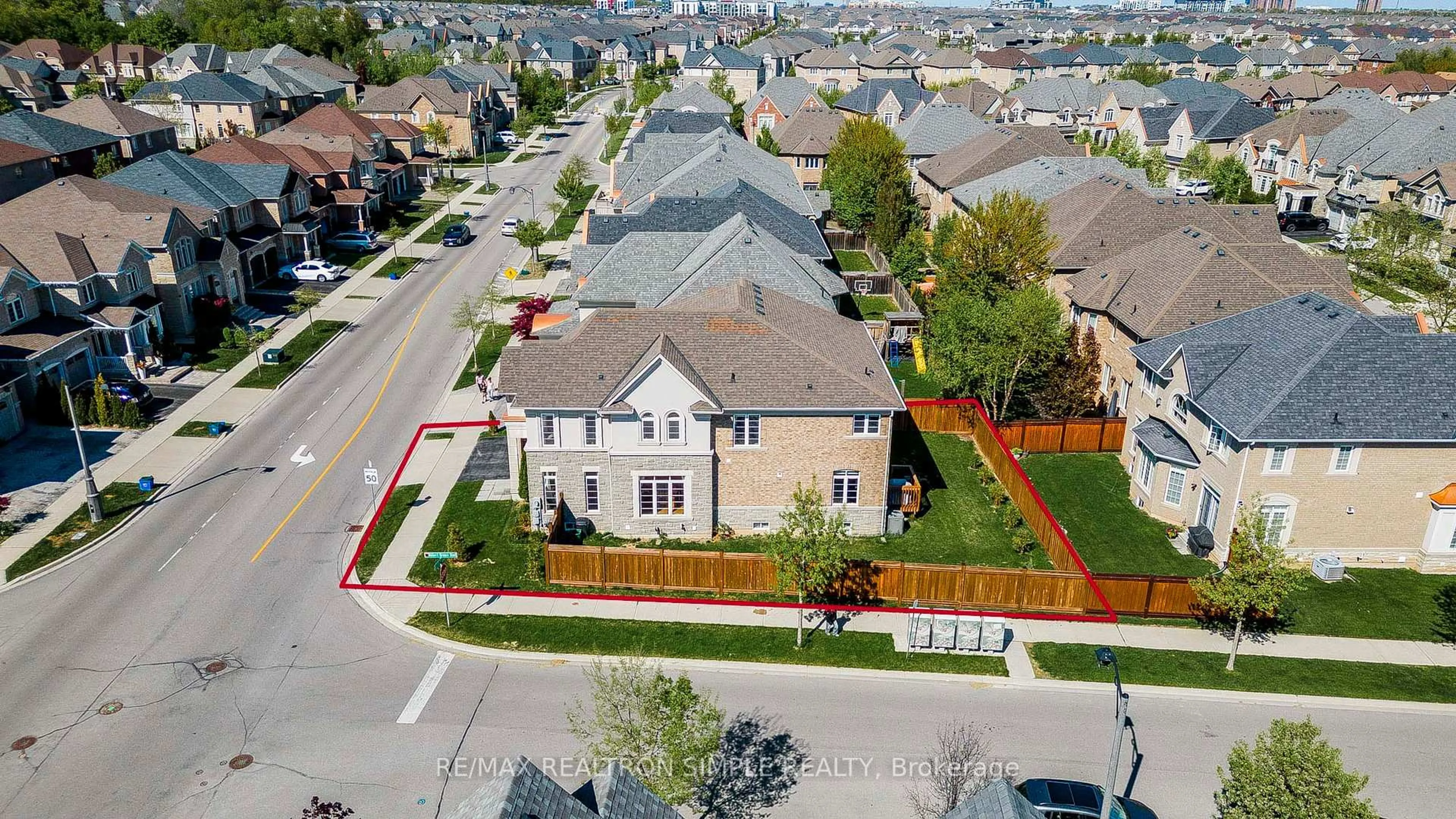 A pic from outside/outdoor area/front of a property/back of a property/a pic from drone, street for 574 North Park Blvd, Oakville Ontario L6M 0N7