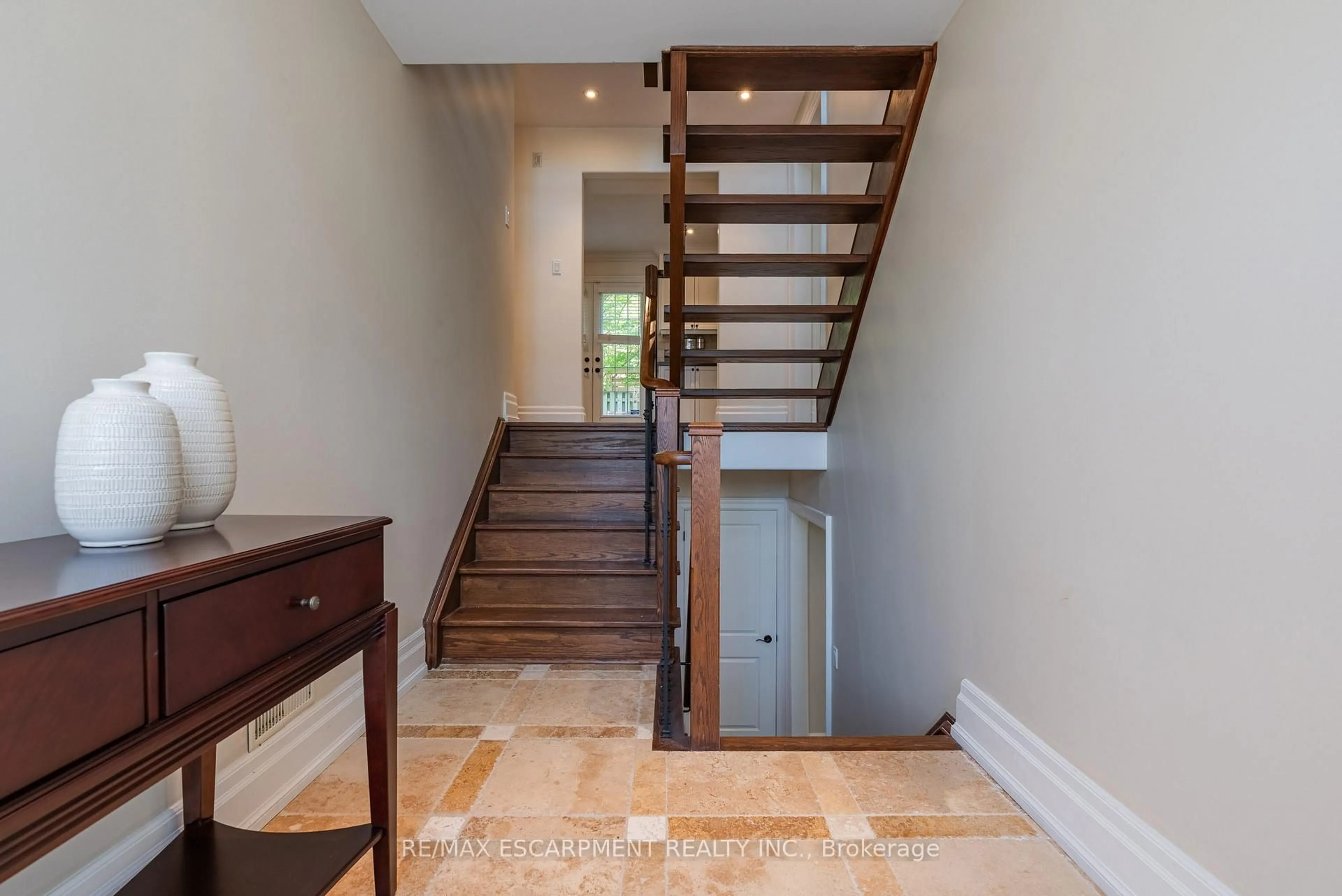 Indoor foyer for 1034 Lakeshore Rd, Mississauga Ontario L5H 4E8