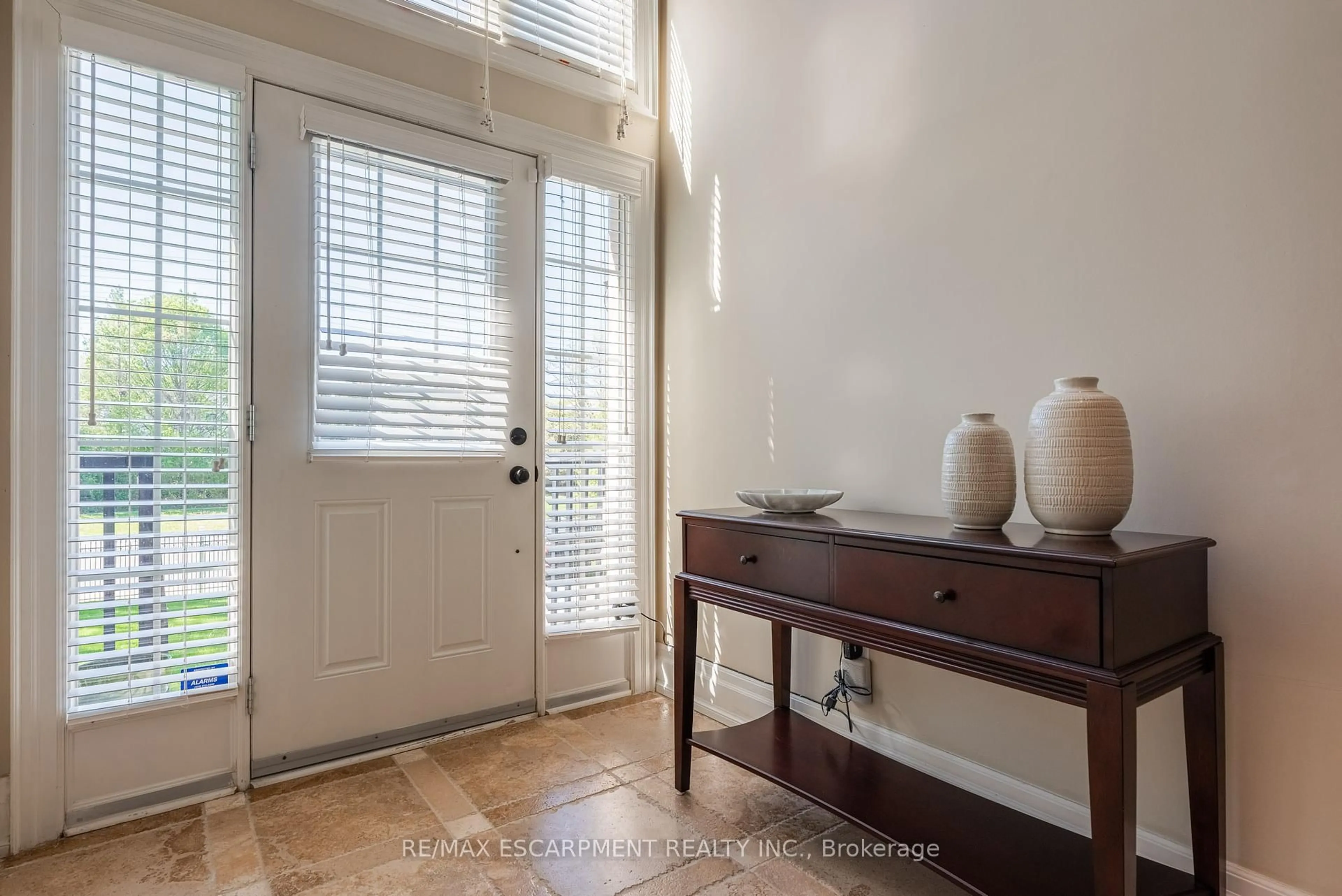 Indoor entryway for 1034 Lakeshore Rd, Mississauga Ontario L5H 4E8