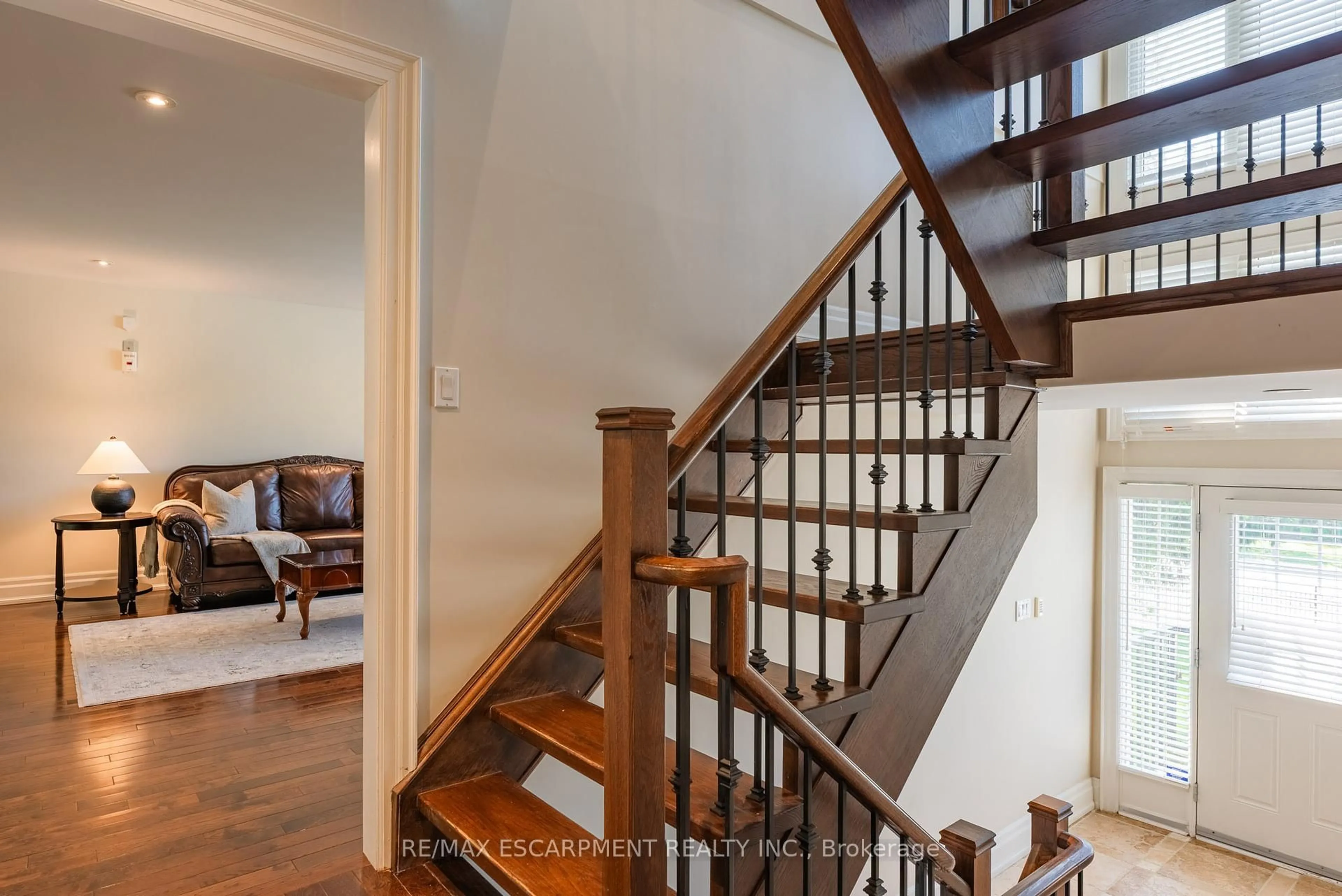 Stairs for 1034 Lakeshore Rd, Mississauga Ontario L5H 4E8
