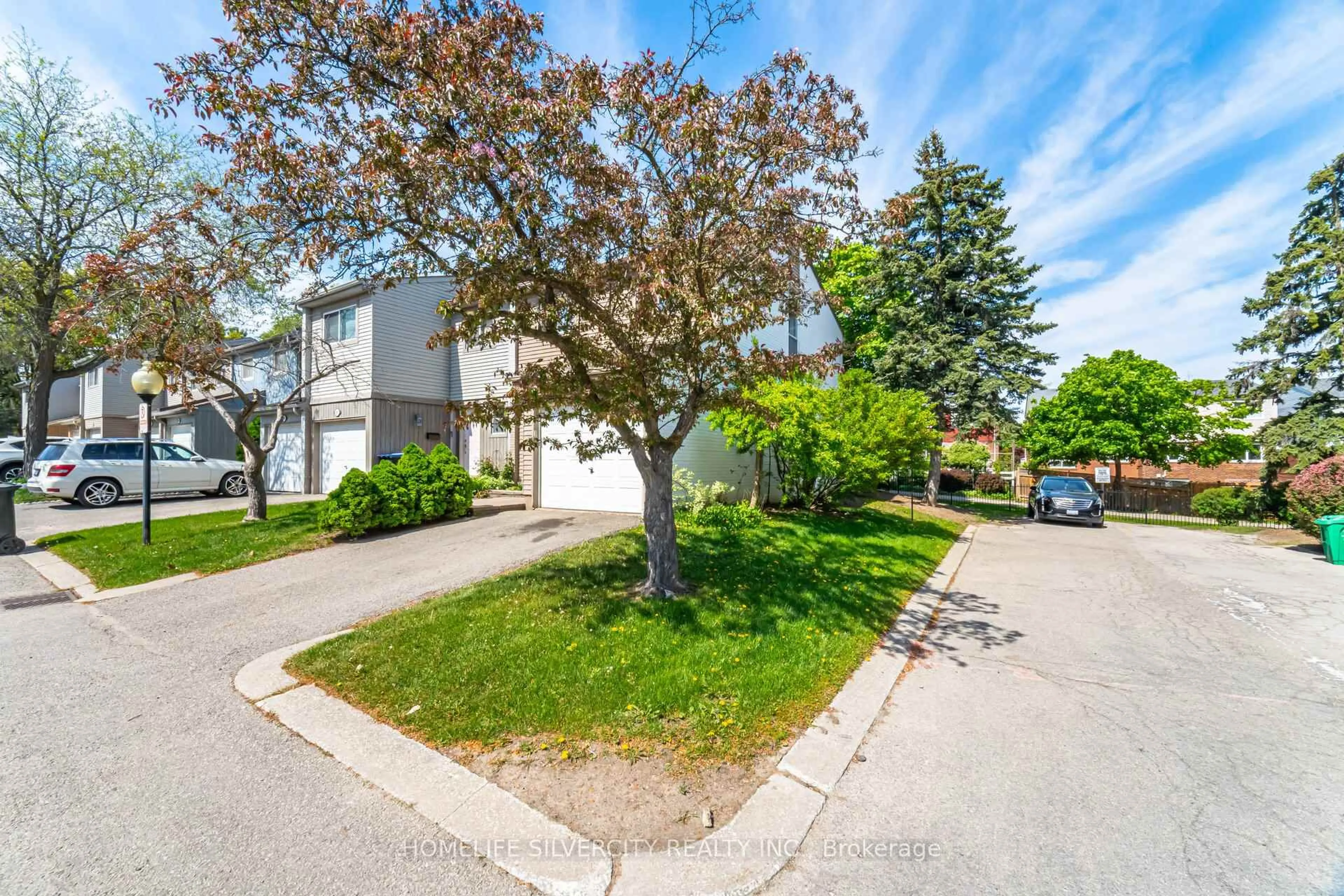A pic from outside/outdoor area/front of a property/back of a property/a pic from drone, street for 3500 Glen erin Dr #7, Mississauga Ontario L5L 1W6