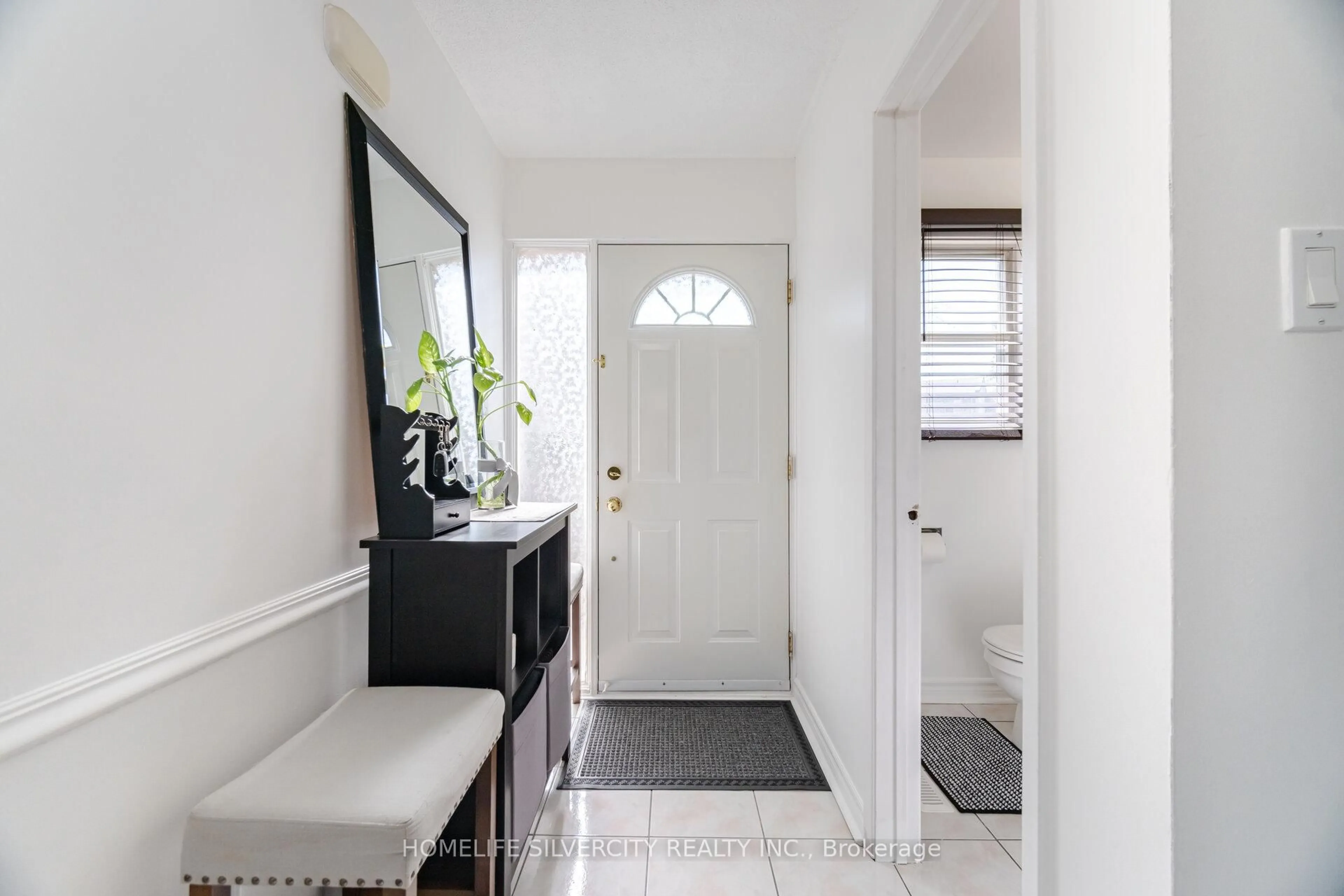 Indoor entryway for 3500 Glen erin Dr #7, Mississauga Ontario L5L 1W6