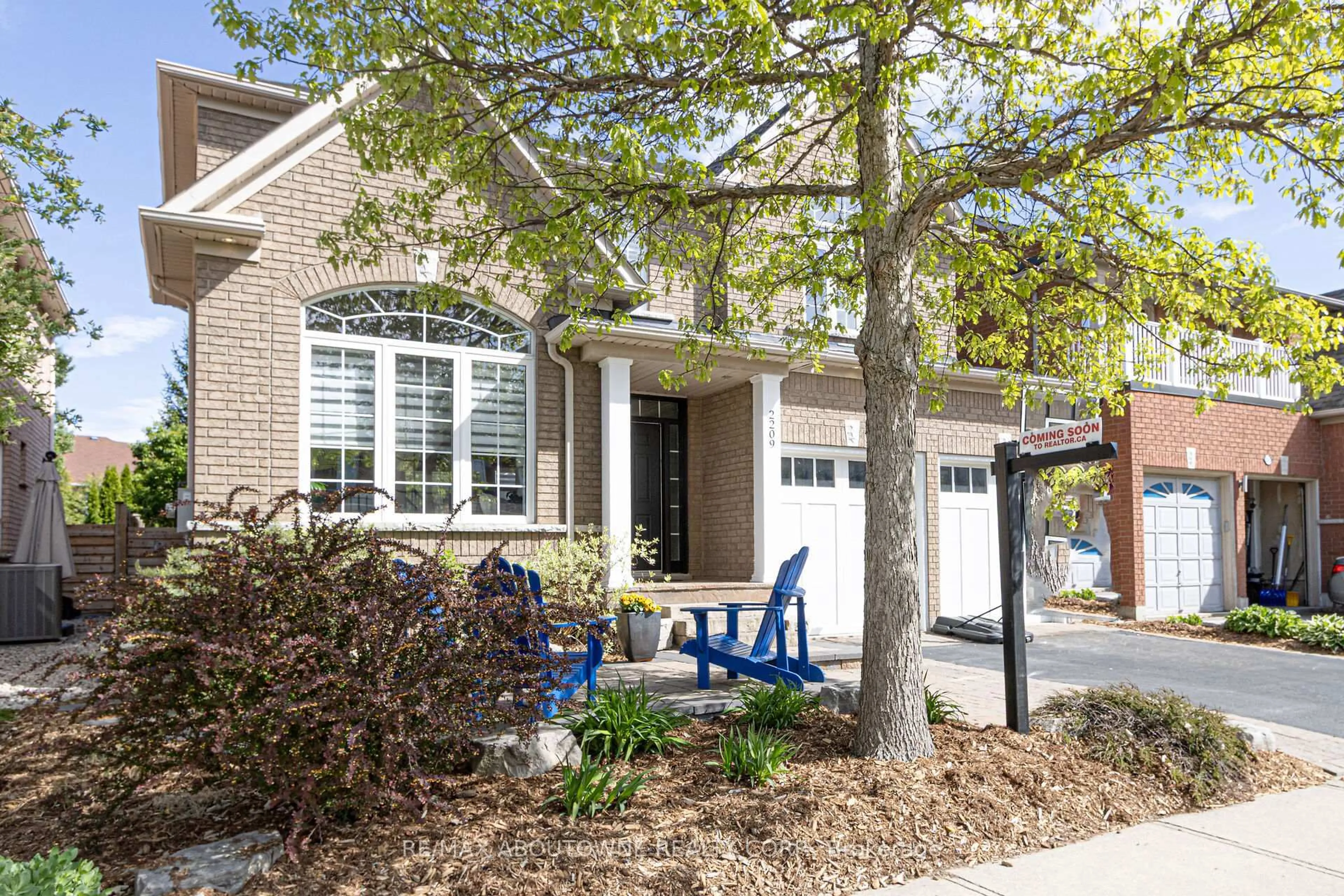 Home with brick exterior material, street for 2209 Falling Green Dr, Oakville Ontario L6M 5A2
