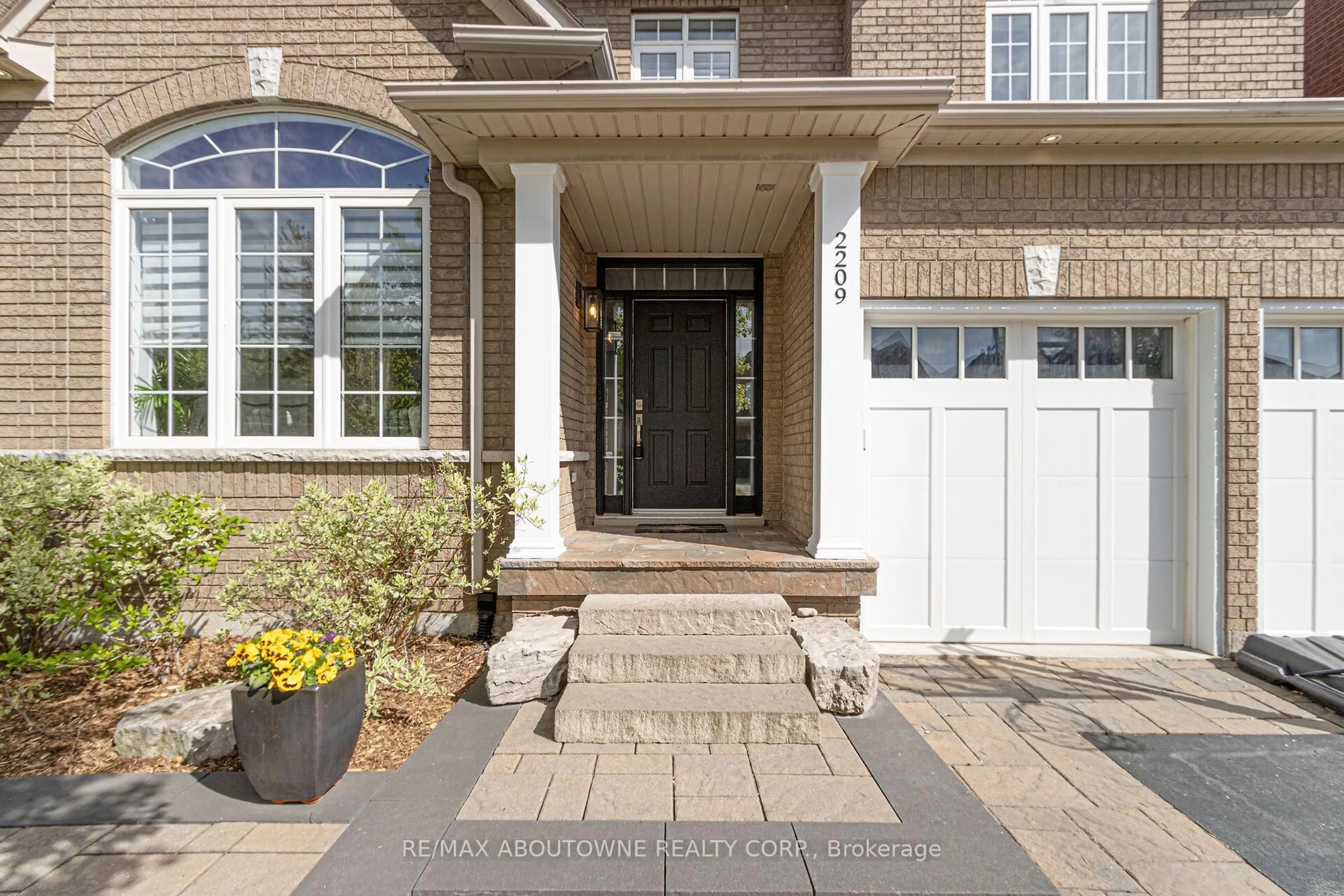 Indoor entryway for 2209 Falling Green Dr, Oakville Ontario L6M 5A2
