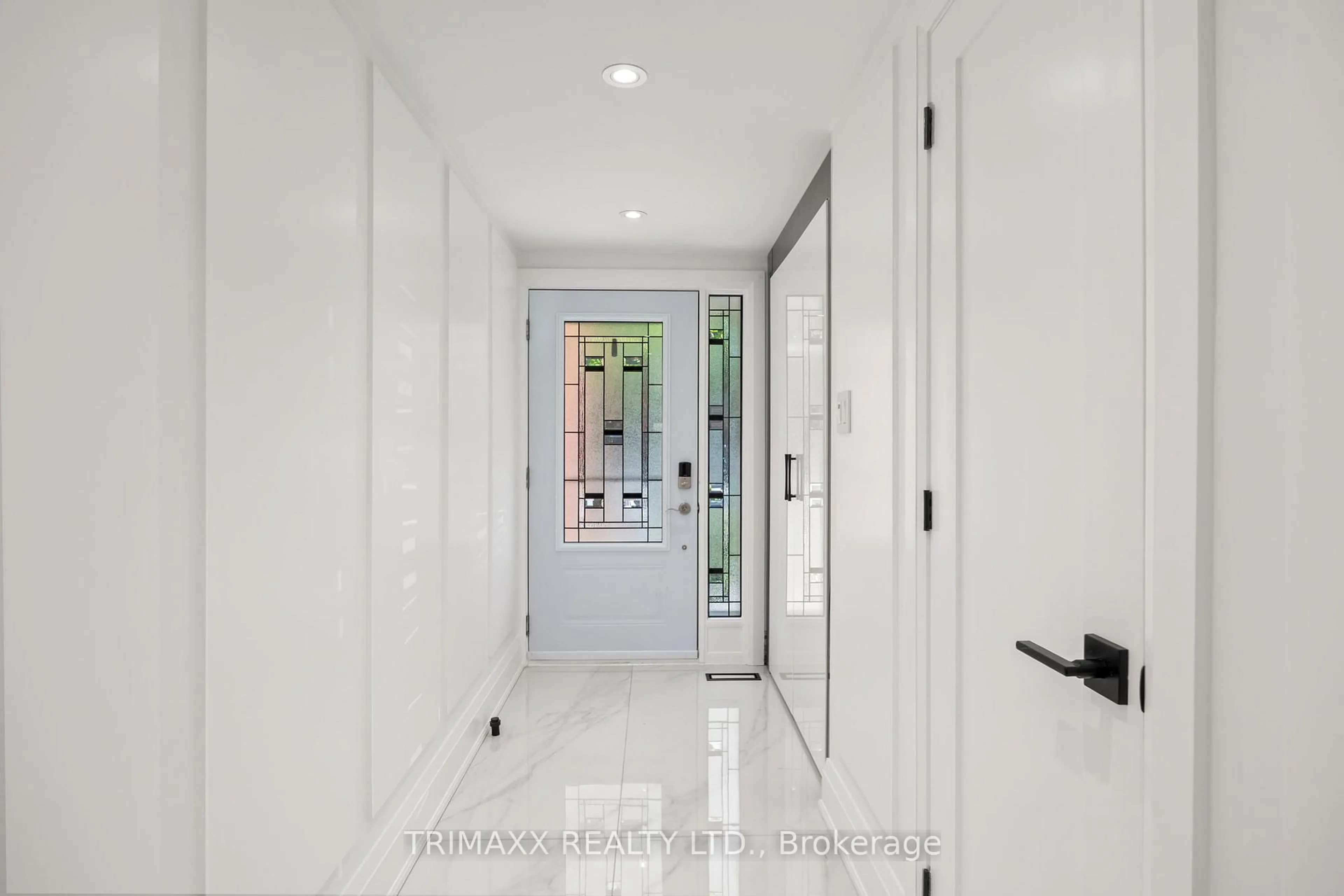 Indoor entryway for 4165 Fieldgate Dr #42, Mississauga Ontario L4W 2M9