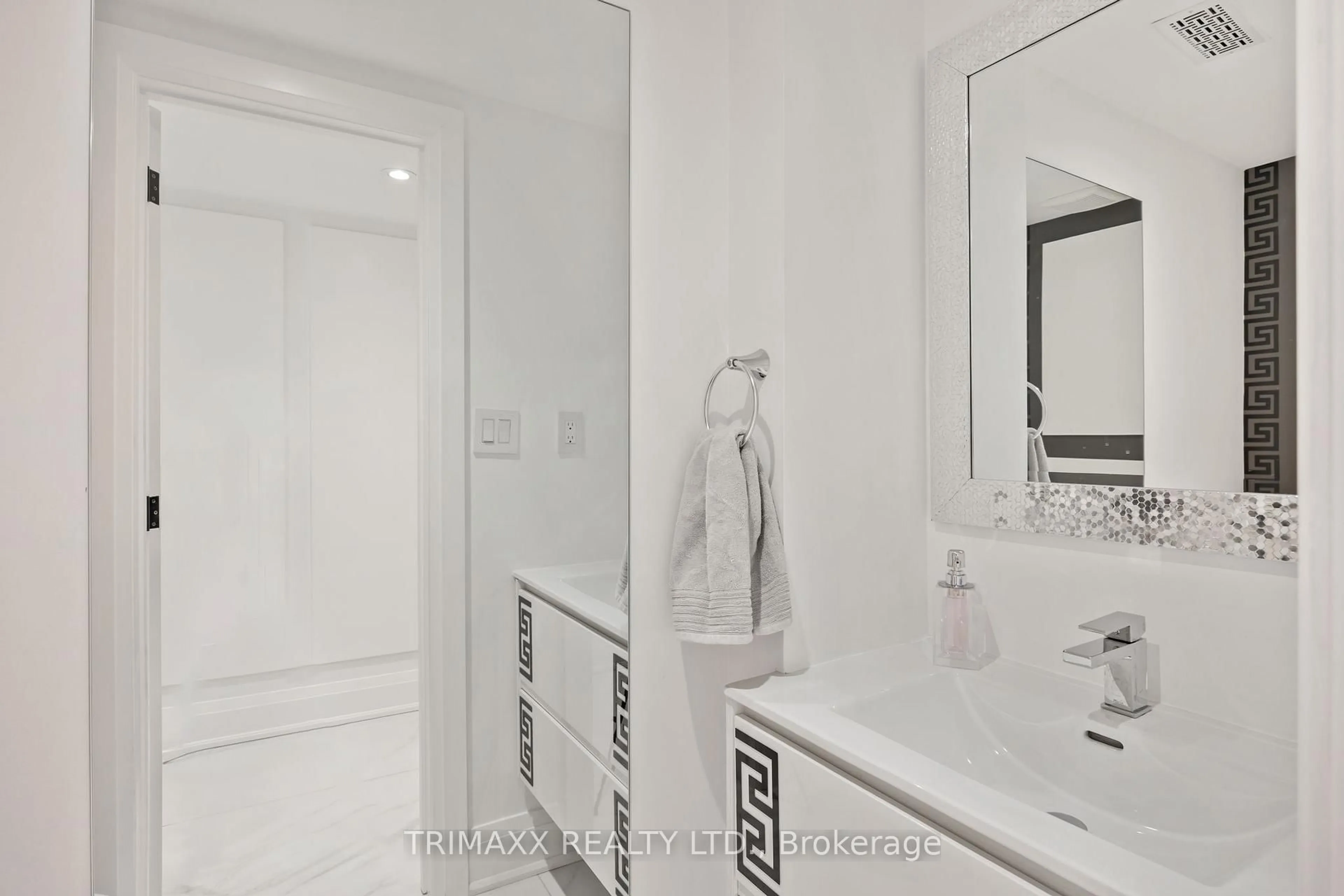 Standard bathroom, ceramic/tile floor for 4165 Fieldgate Dr #42, Mississauga Ontario L4W 2M9
