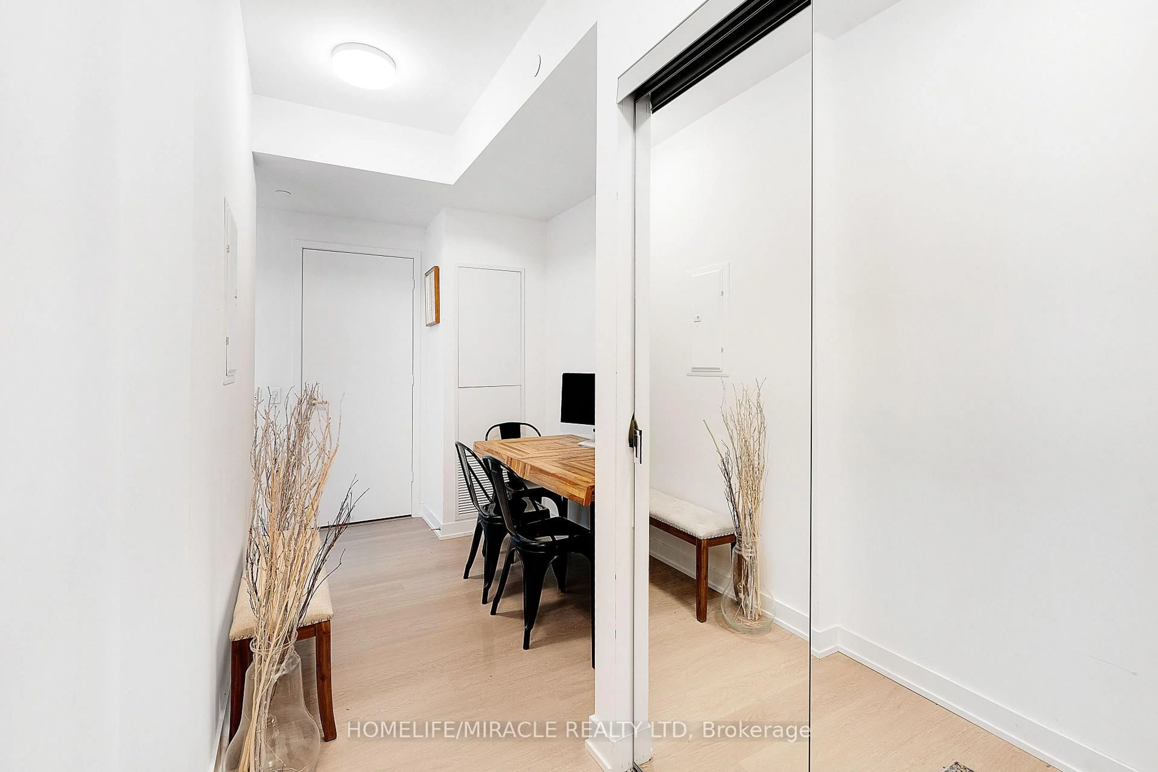 A pic of a room for 3883 Quratz Rd #2001, Mississauga Ontario L5B 0M4