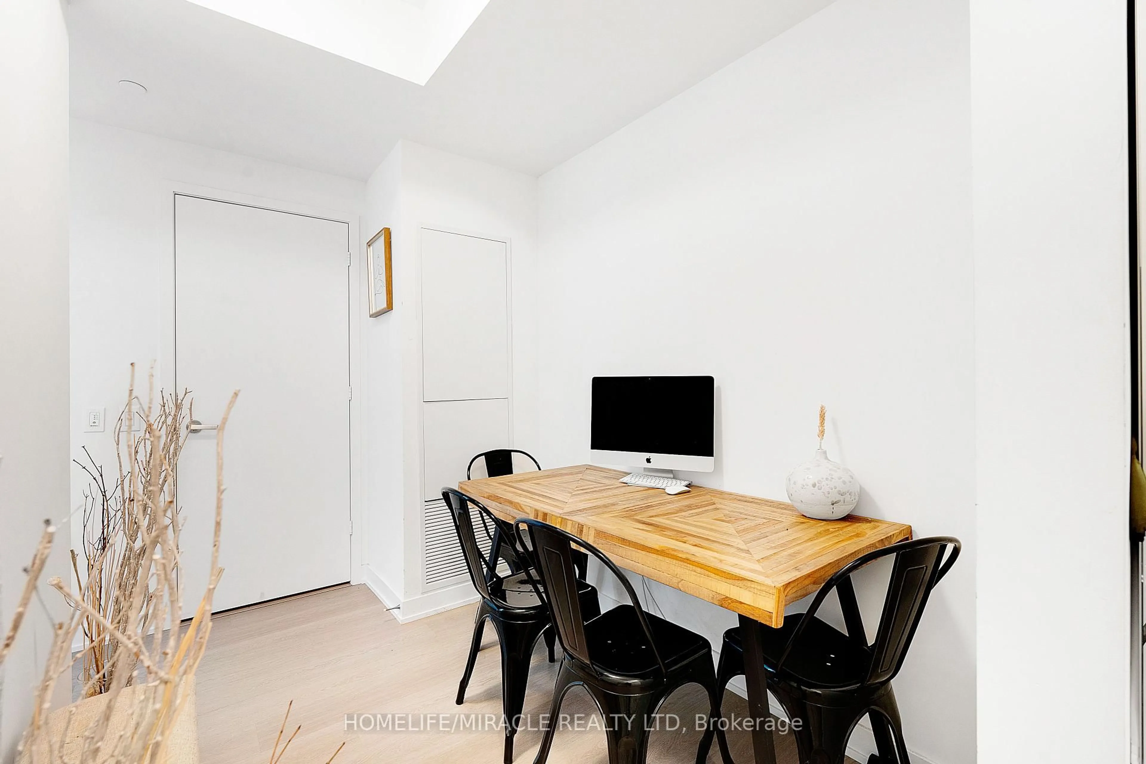 A pic of a room for 3883 Quratz Rd #2001, Mississauga Ontario L5B 0M4