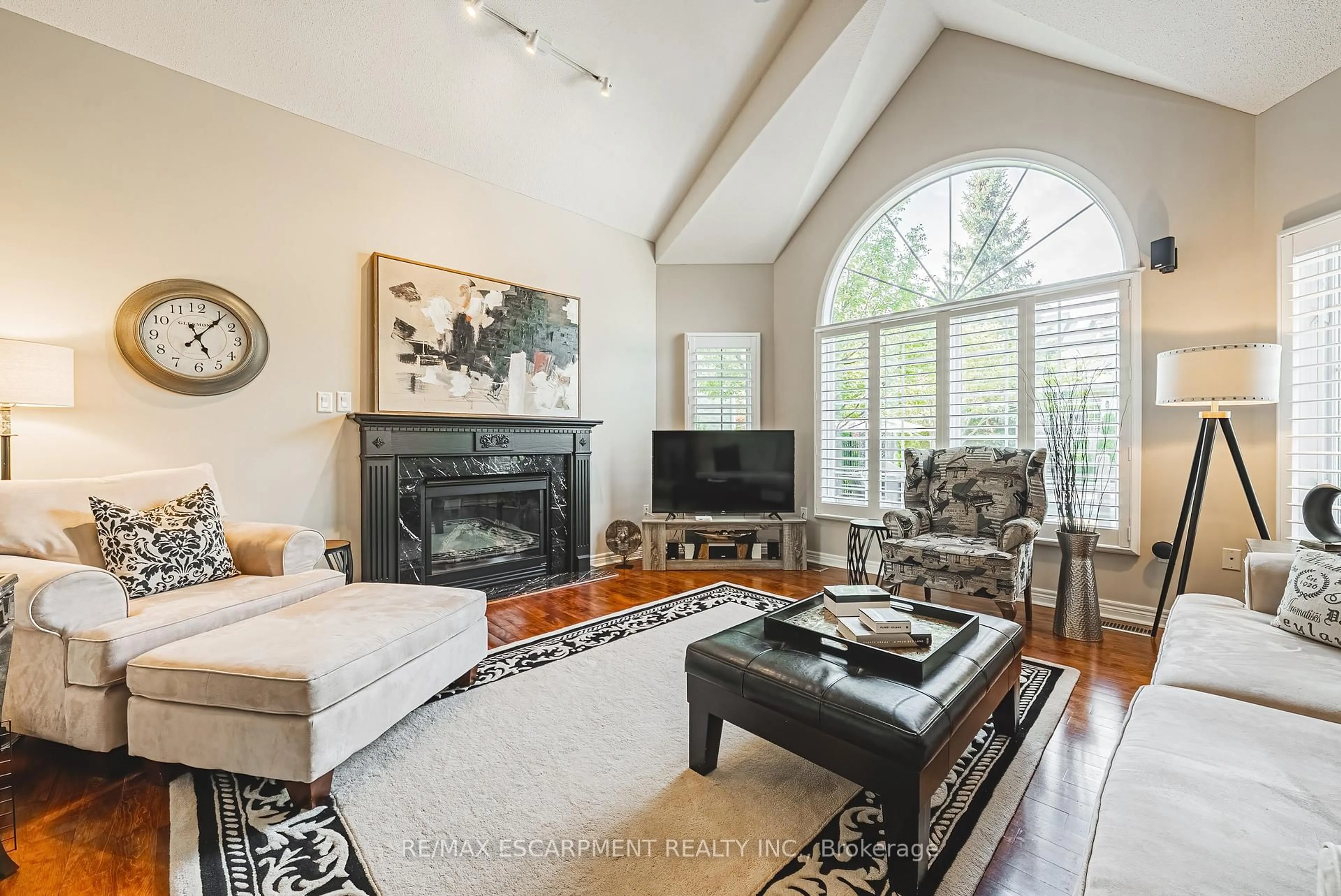 Living room with furniture, unknown for 4346 Millcroft Park Dr, Burlington Ontario L7M 4R1