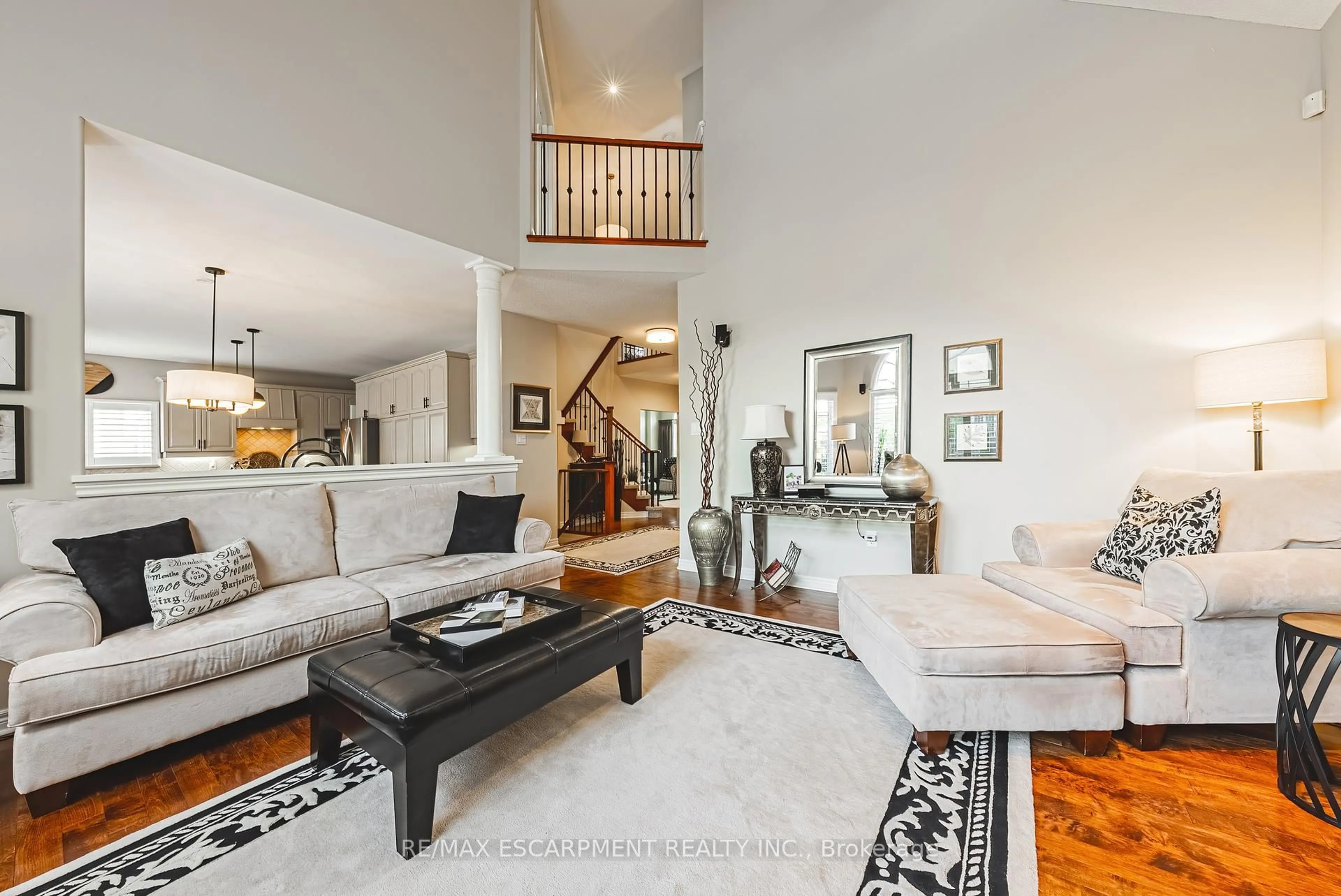 Living room with furniture, unknown for 4346 Millcroft Park Dr, Burlington Ontario L7M 4R1