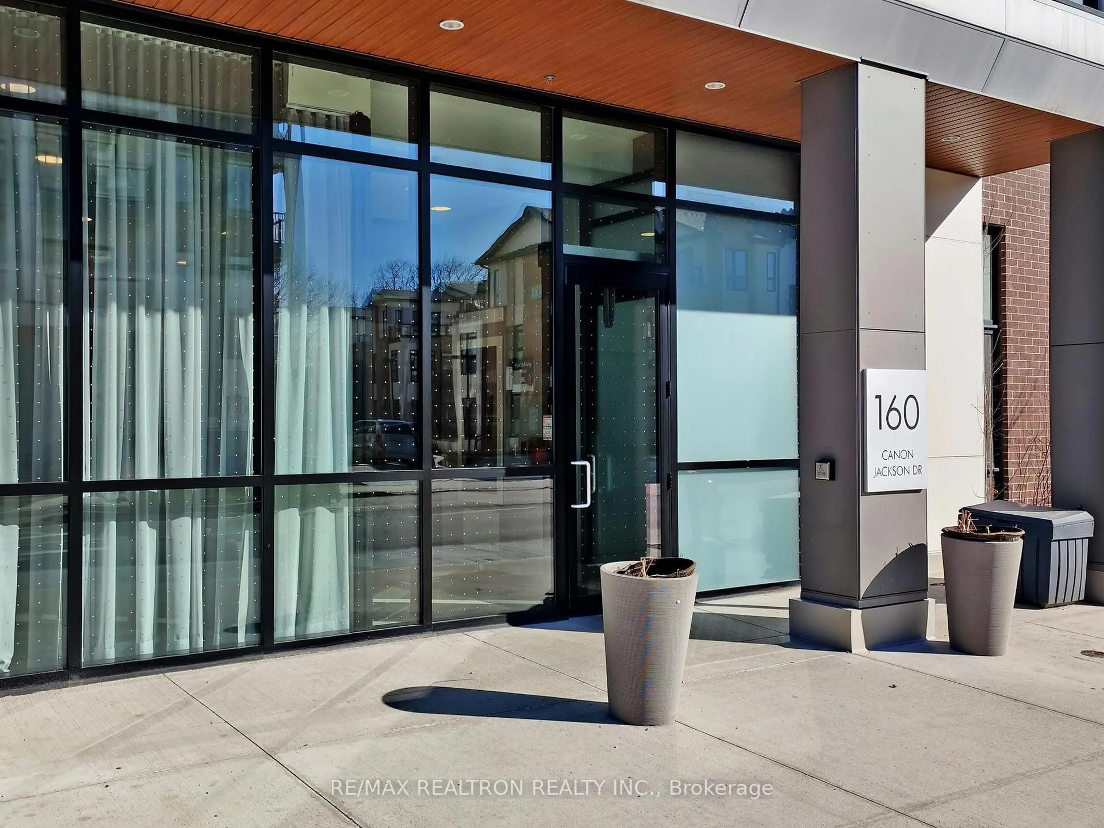 Indoor foyer for 160 Canon Jackson Dr #108, Toronto Ontario M6M 0B6