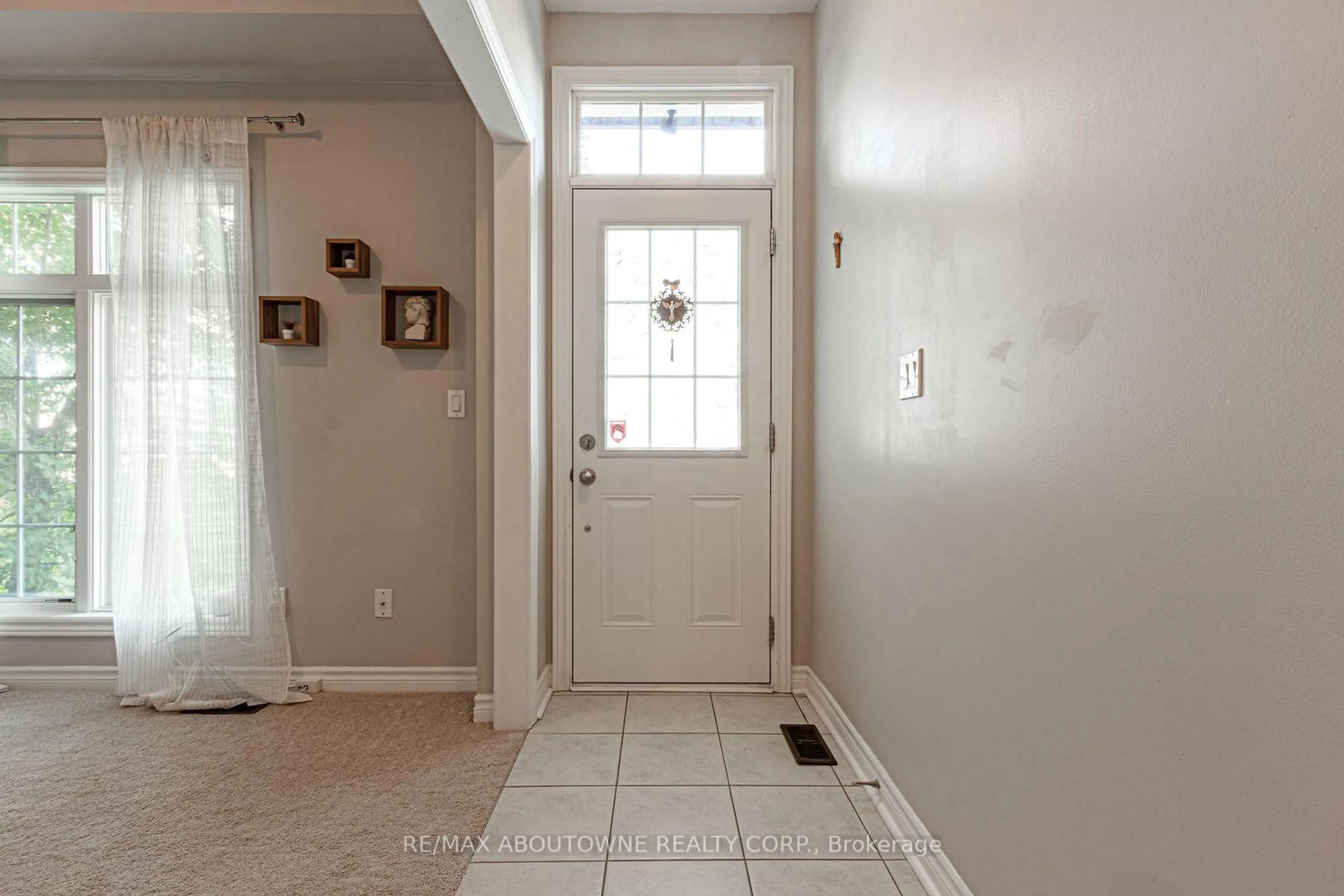 Indoor entryway for 2365 Lepage Common Dr, Burlington Ontario L7R 0C8