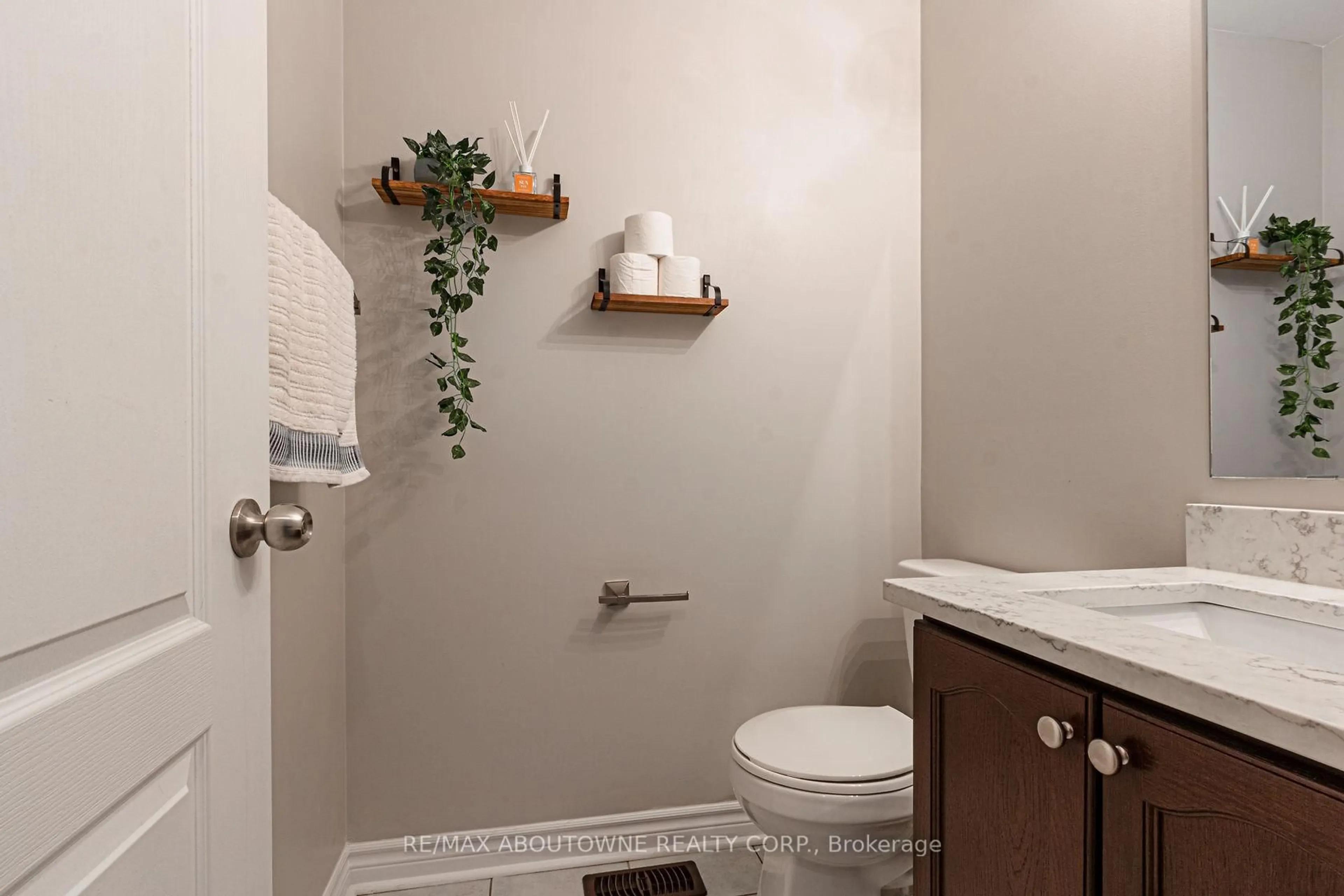 Standard bathroom, ceramic/tile floor for 2365 Lepage Common Dr, Burlington Ontario L7R 0C8