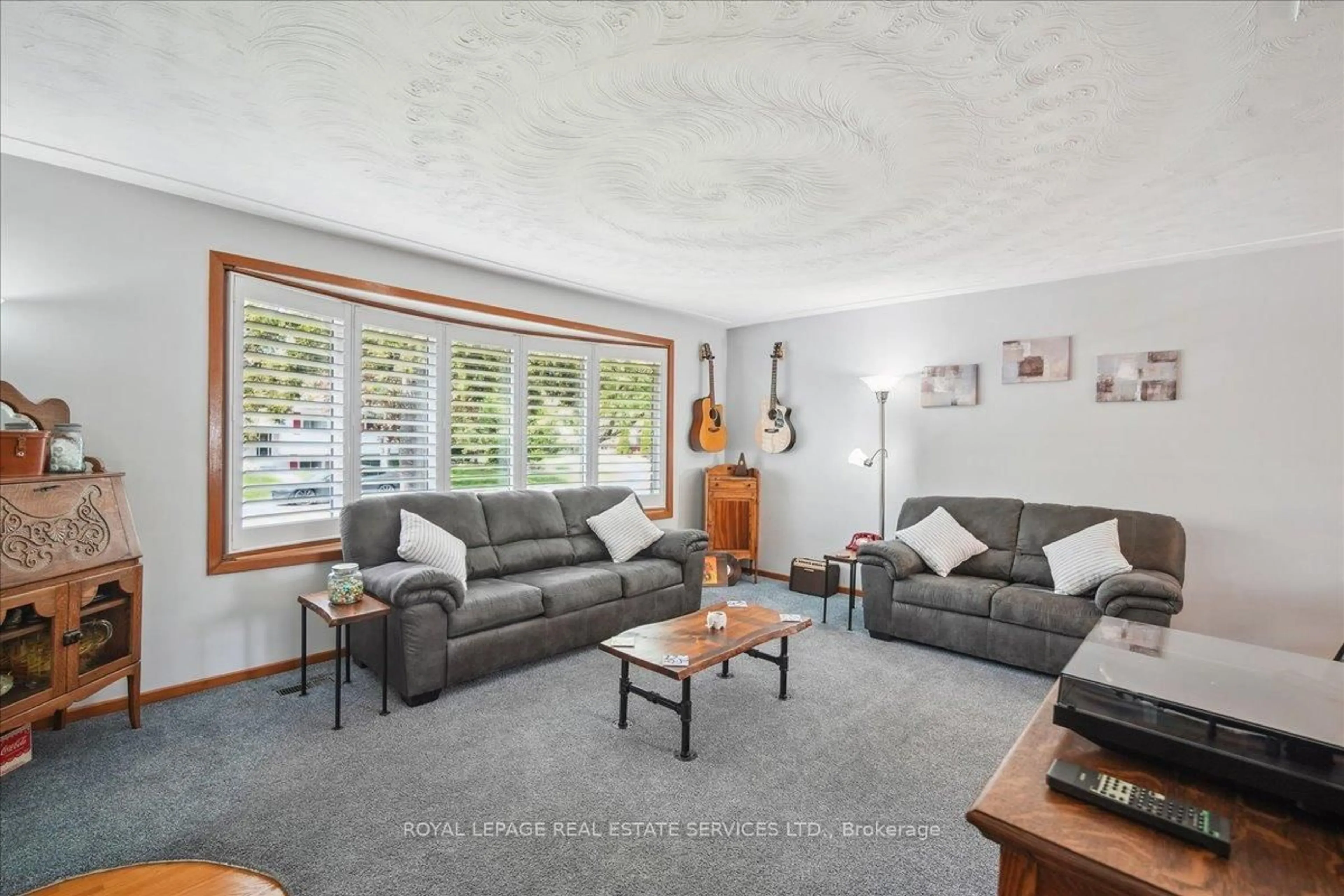 Living room with furniture, unknown for 355 Hampton Heath Rd, Burlington Ontario L7L 4R1