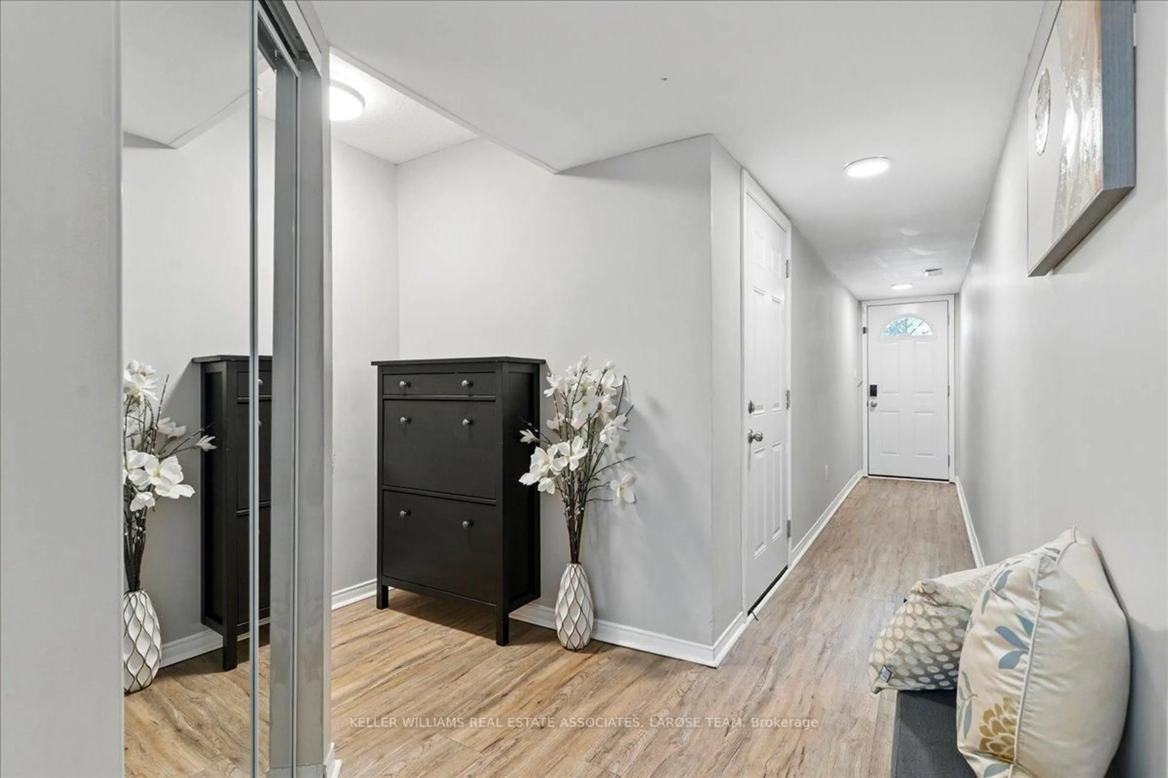 Indoor entryway for 895 Maple Ave #617, Burlington Ontario L7S 2H7