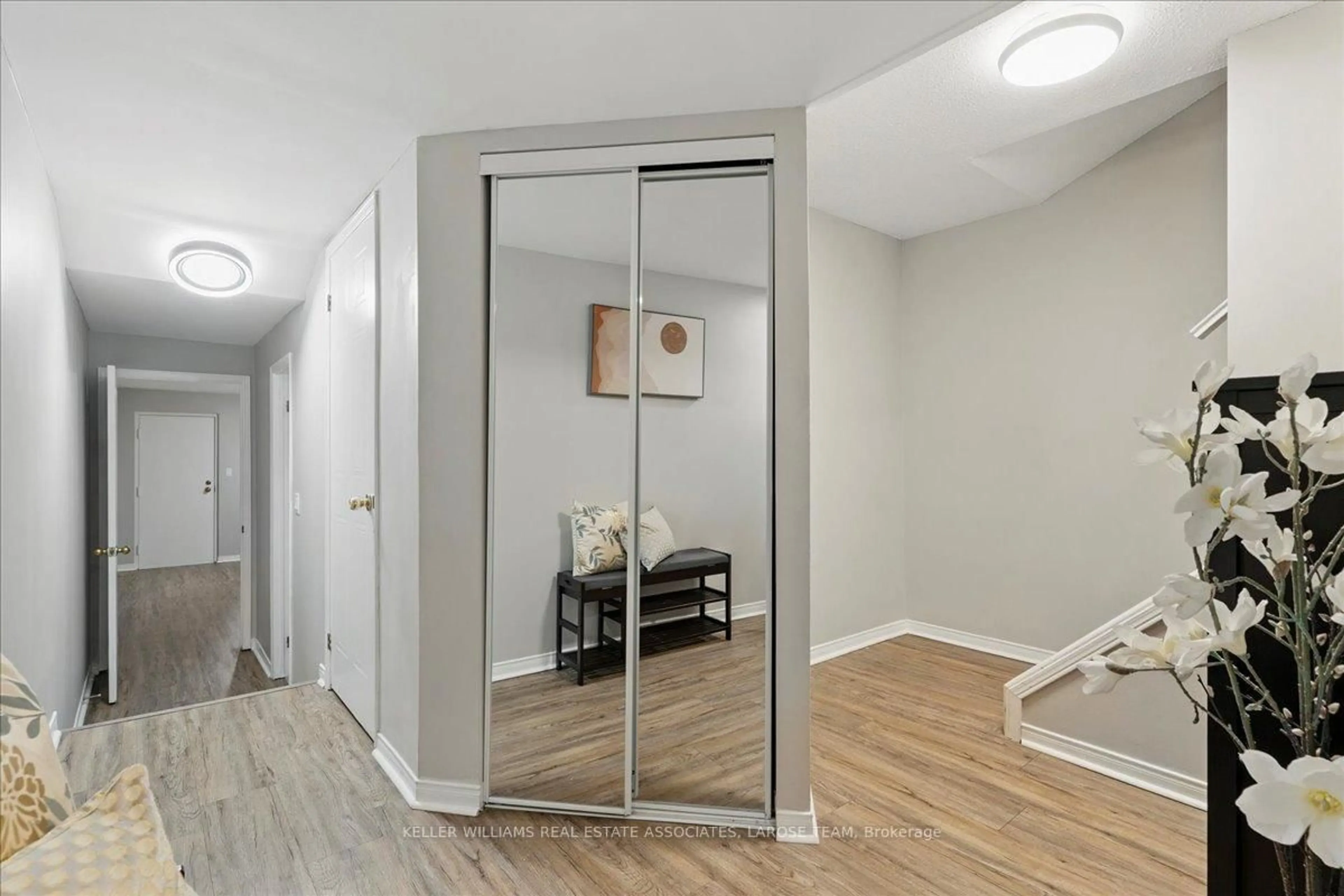 Indoor entryway for 895 Maple Ave #617, Burlington Ontario L7S 2H7