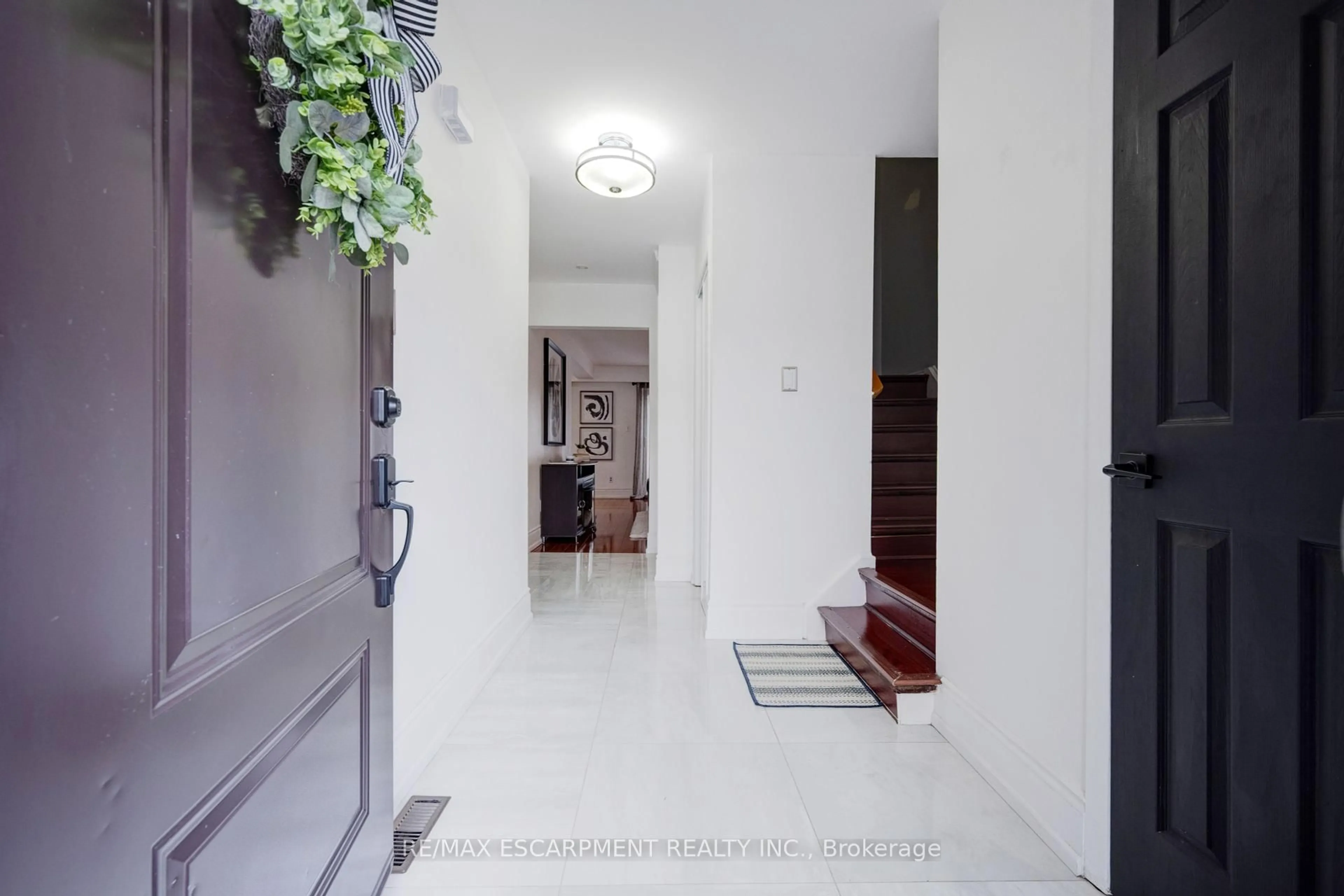 Indoor foyer for 3430 Brandon Gate Dr #31, Mississauga Ontario L4T 3T4