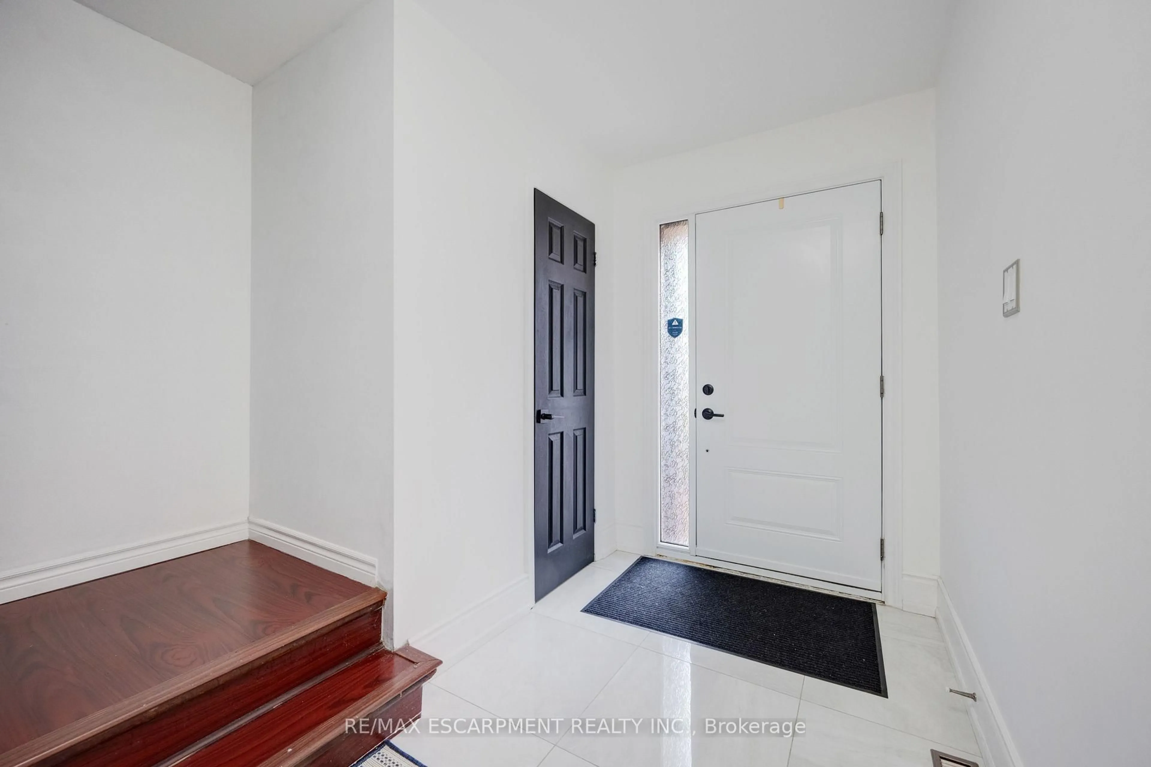 Indoor entryway for 3430 Brandon Gate Dr #31, Mississauga Ontario L4T 3T4
