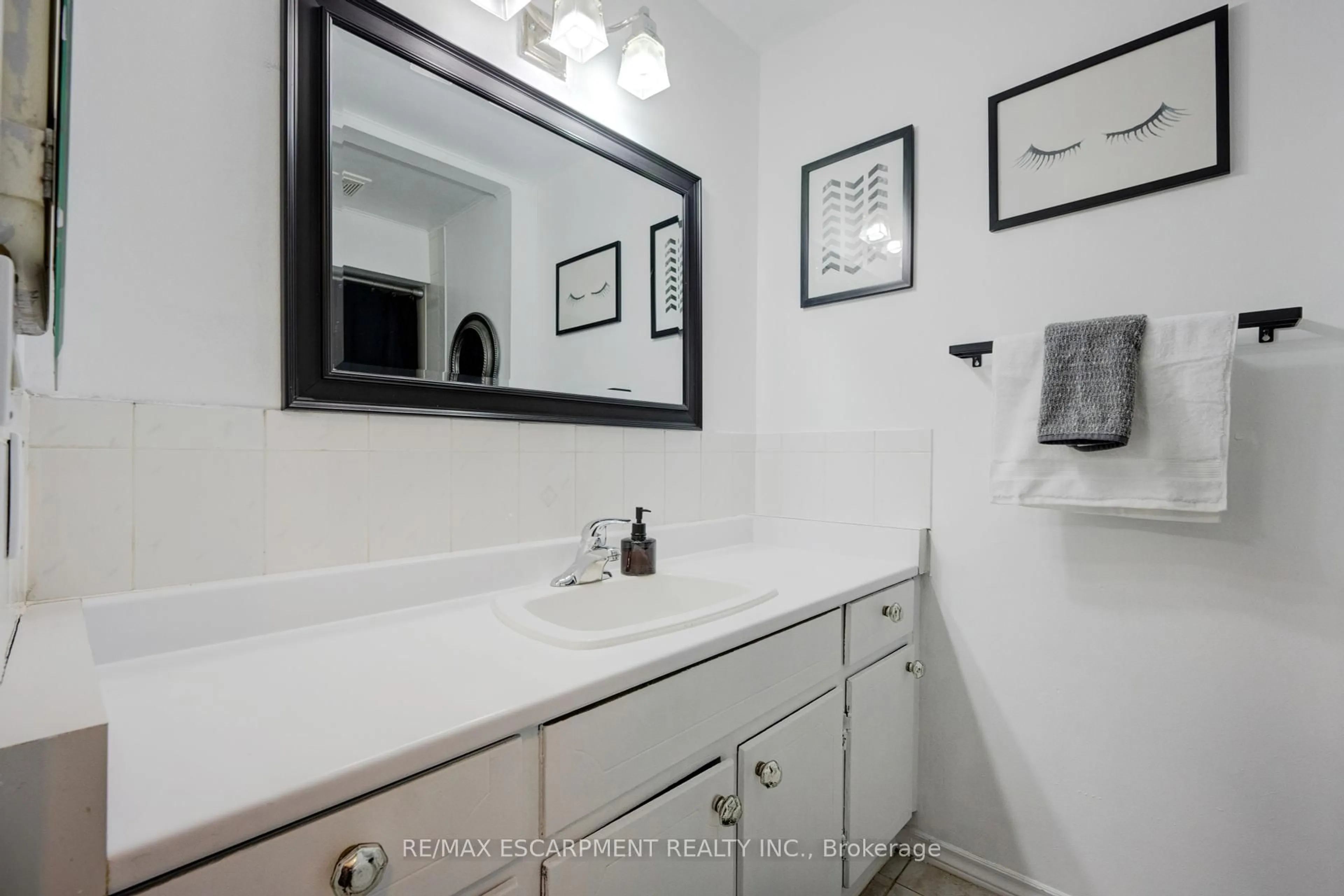 Standard bathroom, ceramic/tile floor for 3430 Brandon Gate Dr #31, Mississauga Ontario L4T 3T4