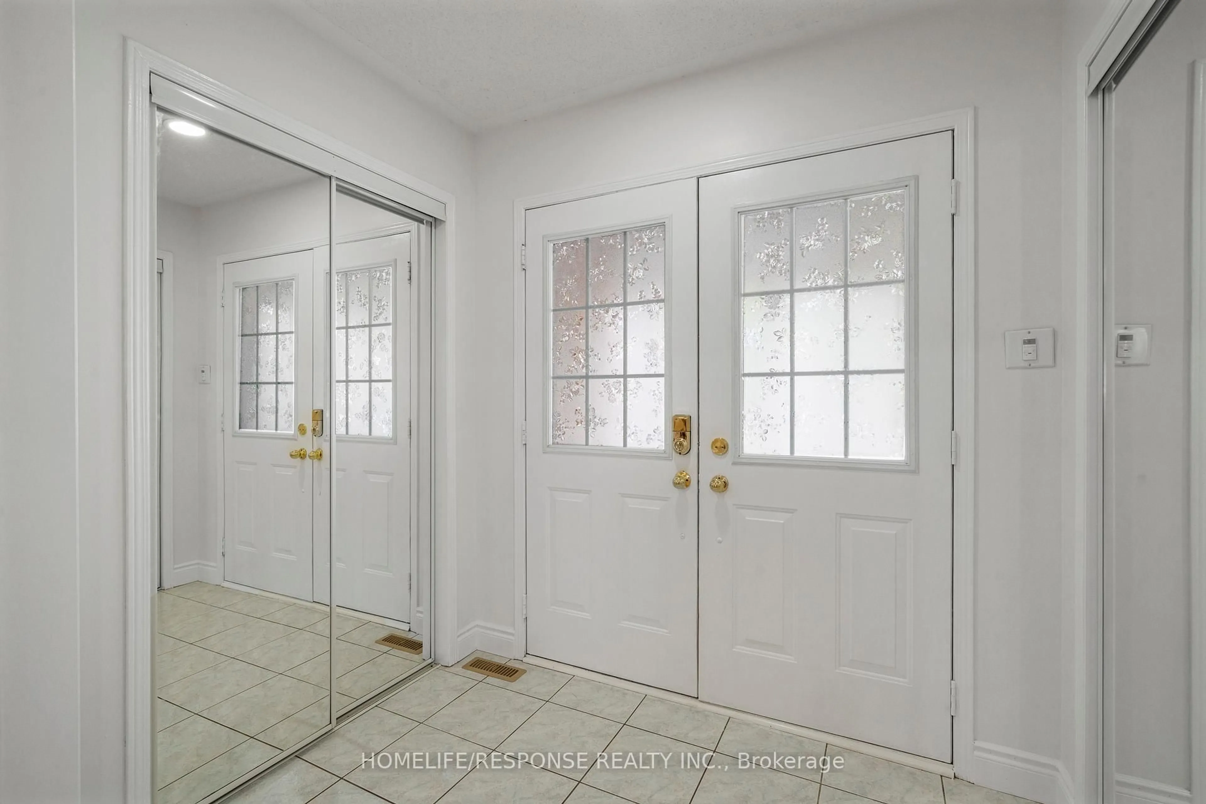 Indoor entryway for 25 TREASURE Dr, Brampton Ontario L7A 3L1