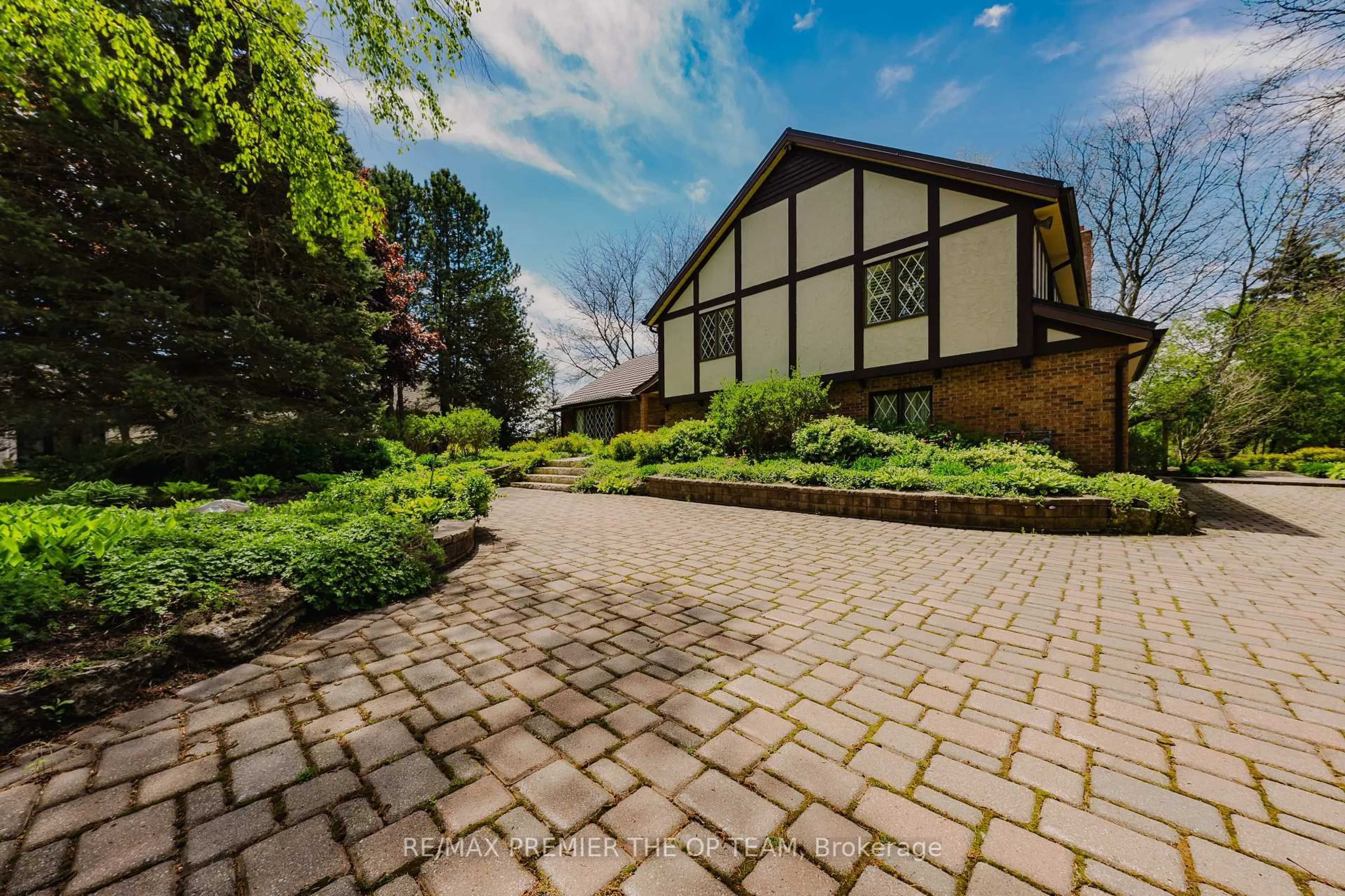 Patio, street for 18 Ingleview Dr, Caledon Ontario L7C 1P3