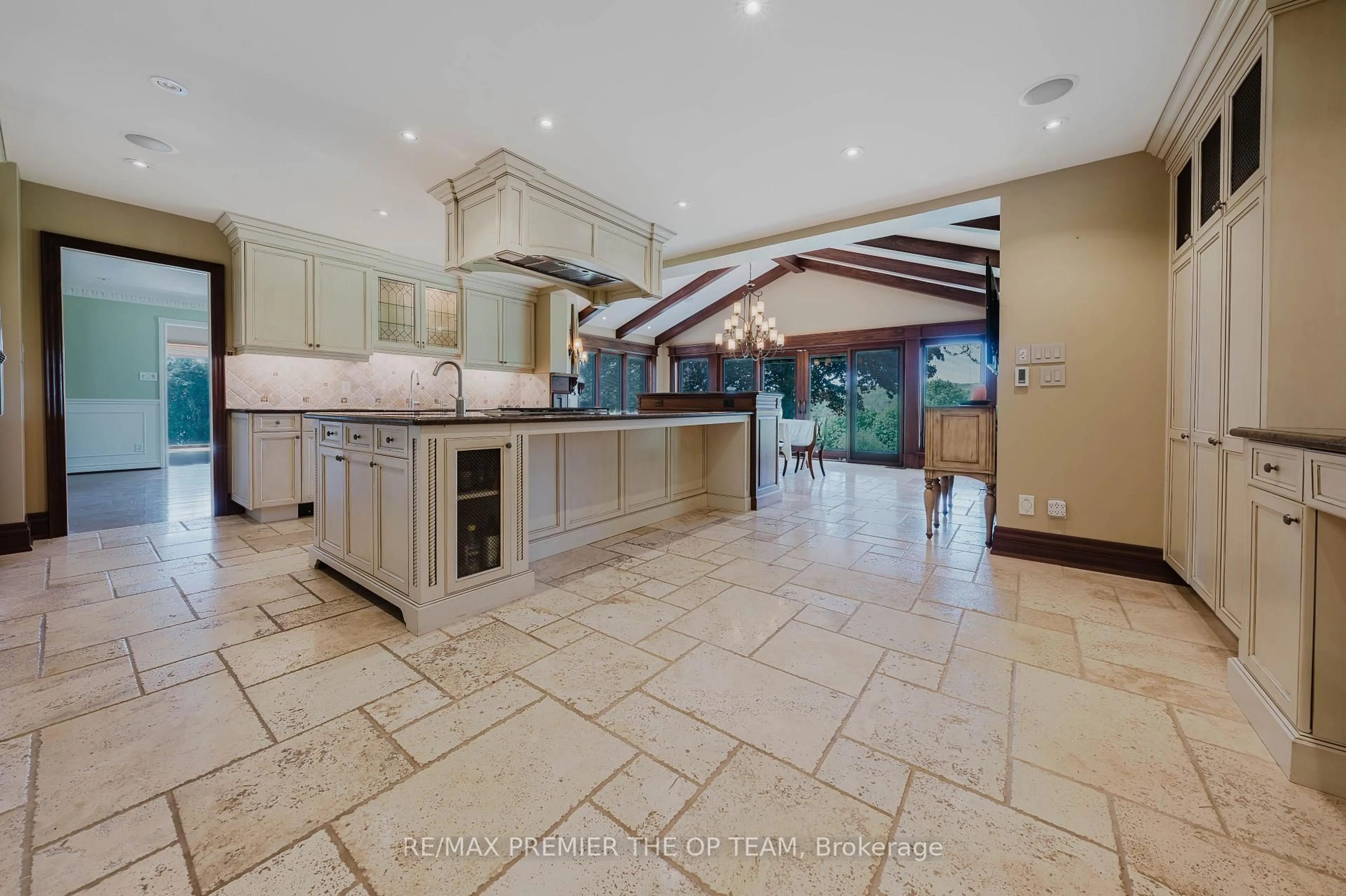 Open concept kitchen, ceramic/tile floor for 18 Ingleview Dr, Caledon Ontario L7C 1P3