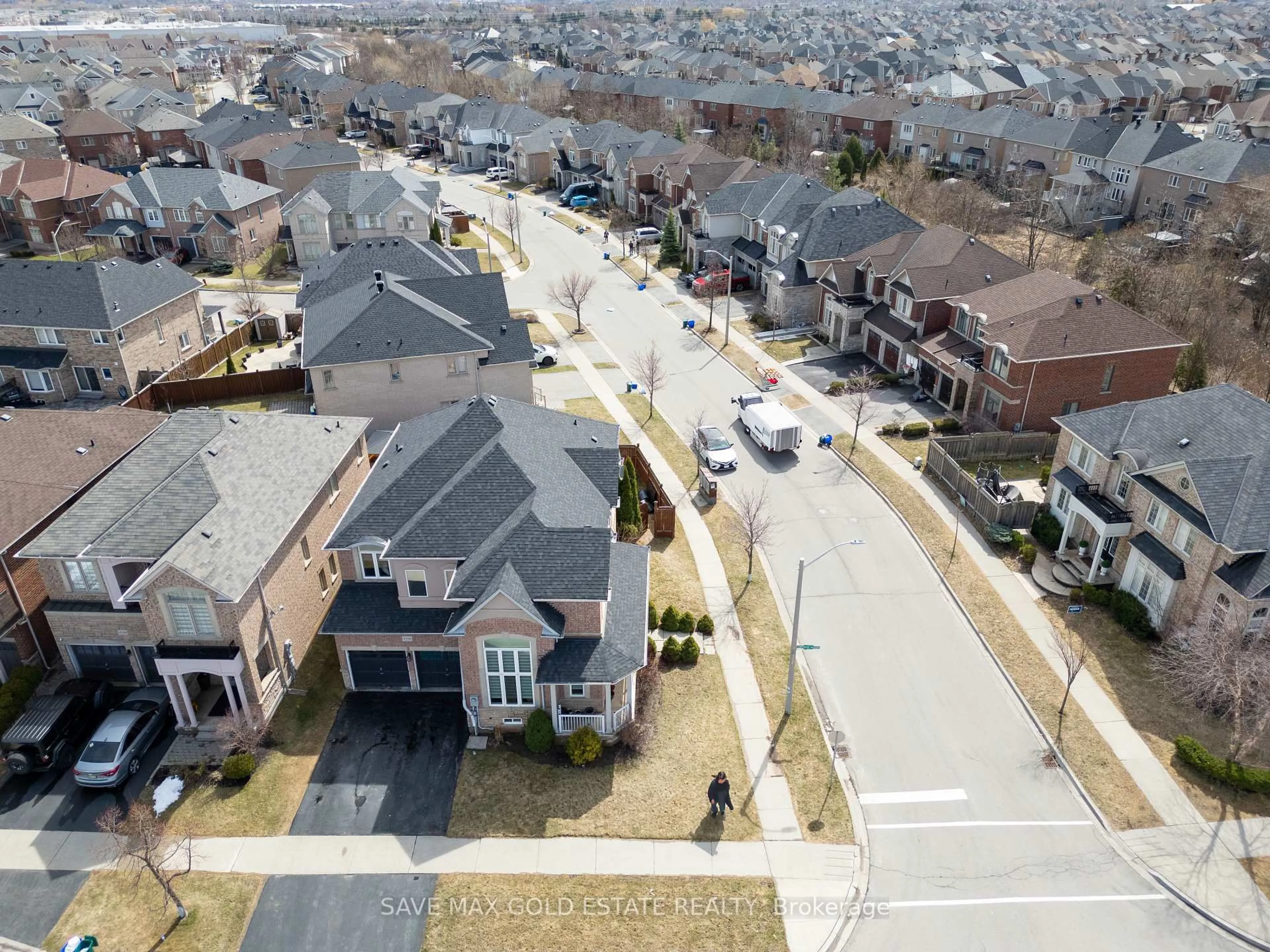 A pic from outside/outdoor area/front of a property/back of a property/a pic from drone, street for 4788 Thomas Alton Blvd, Burlington Ontario L7M 0J5
