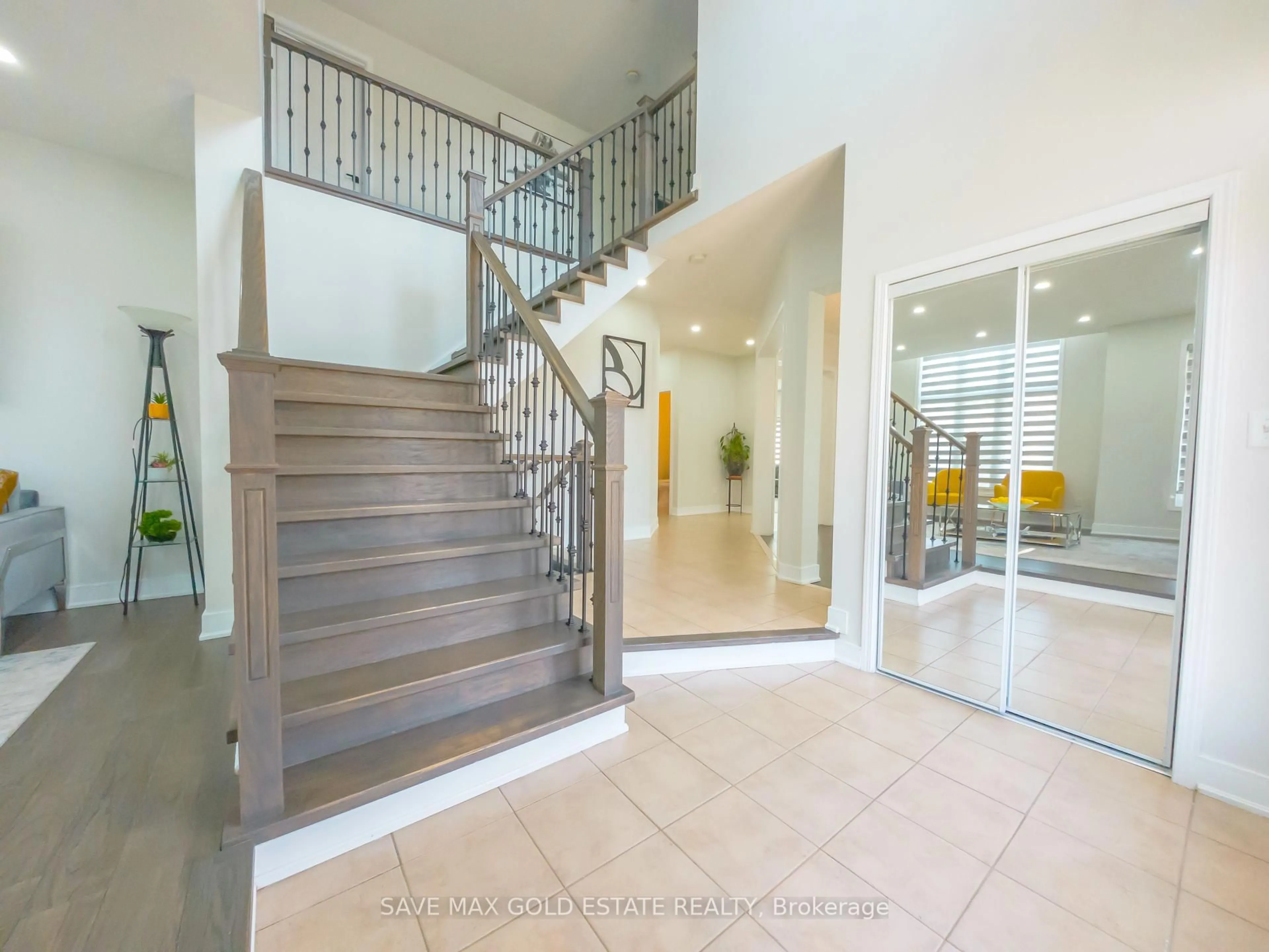 Indoor foyer for 4788 Thomas Alton Blvd, Burlington Ontario L7M 0J5