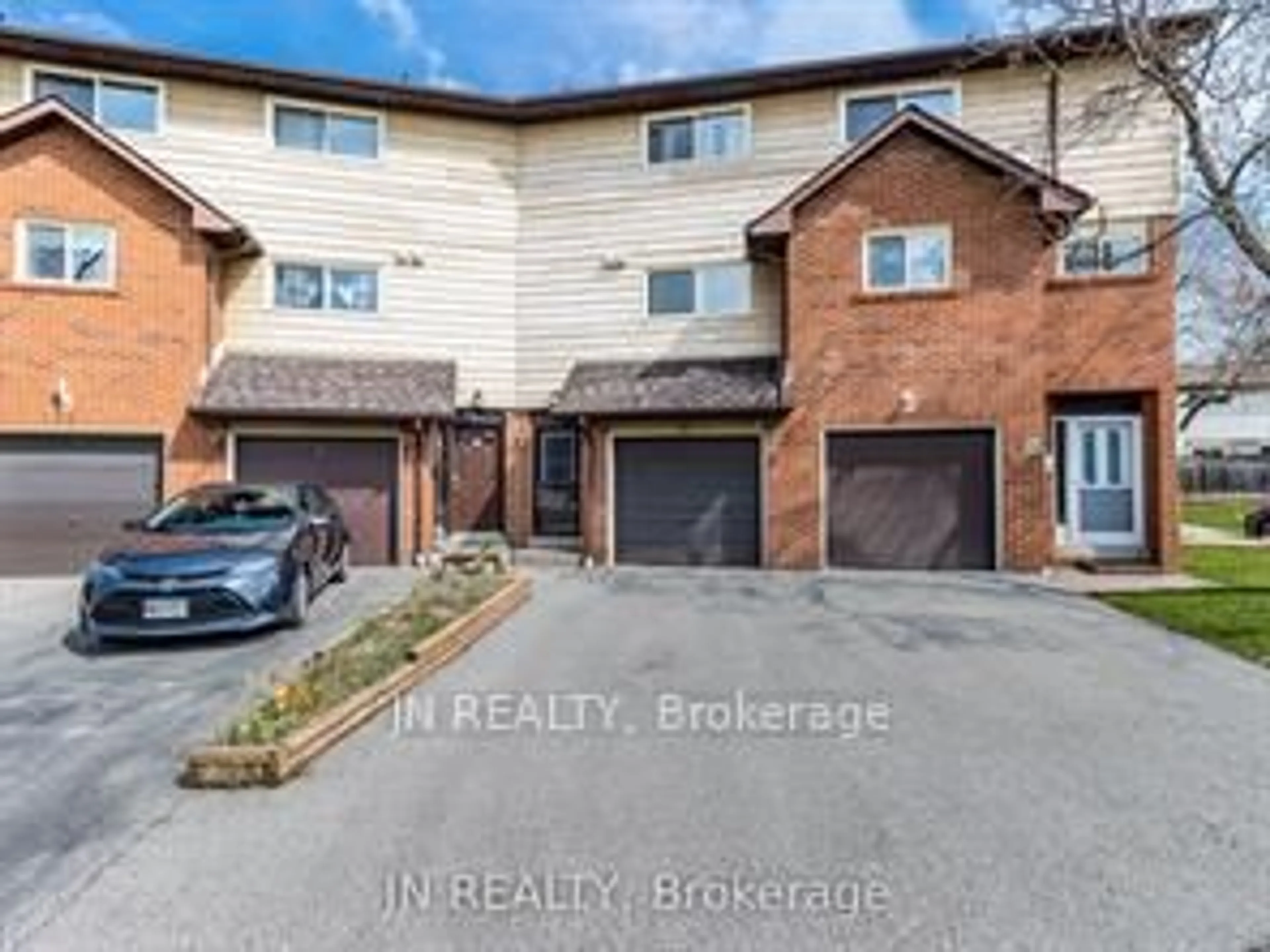 A pic from outside/outdoor area/front of a property/back of a property/a pic from drone, street for 79 Foster Cres #79, Brampton Ontario L6V 3M8
