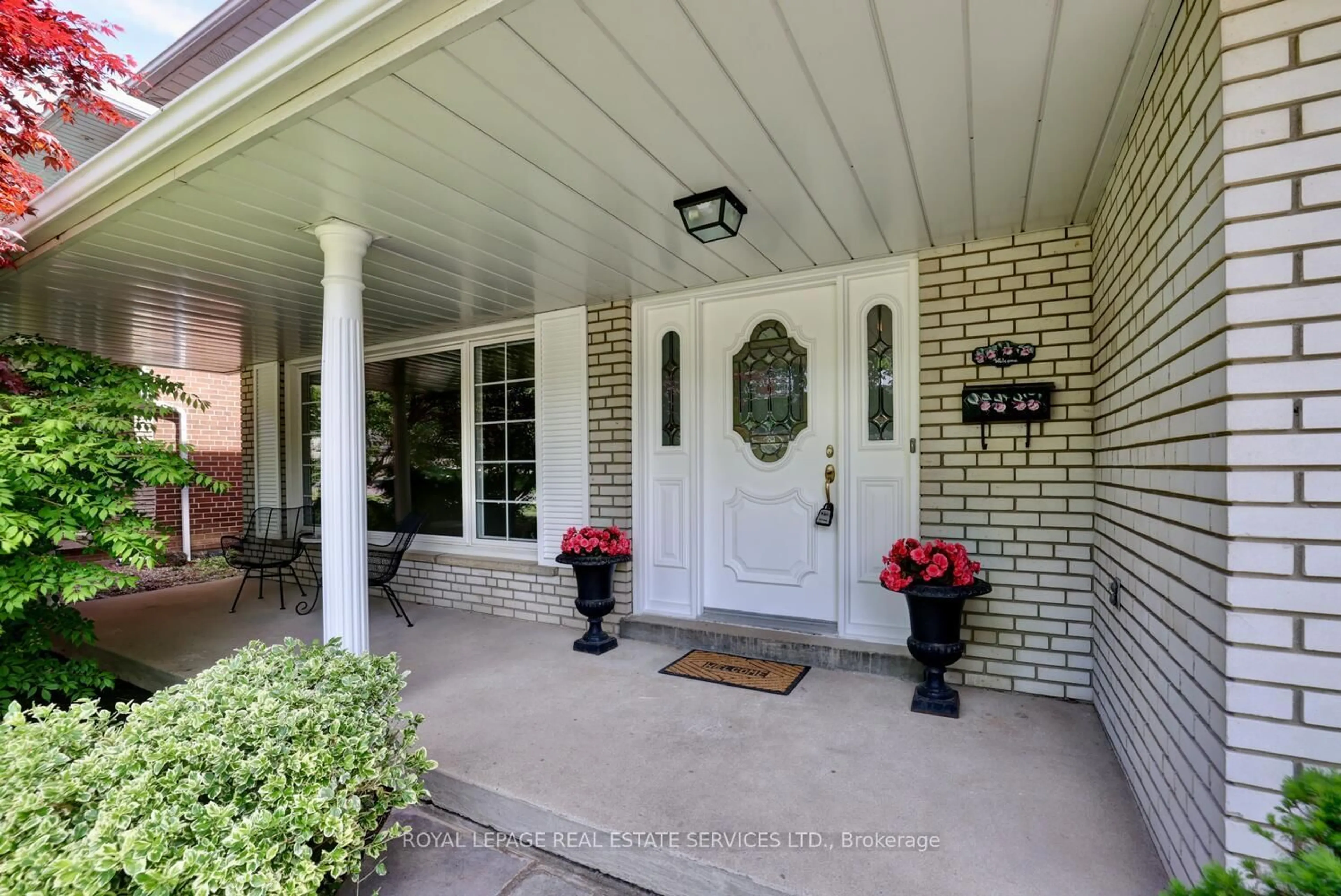 Indoor entryway for 39 Pettit Dr, Toronto Ontario M9R 2W6