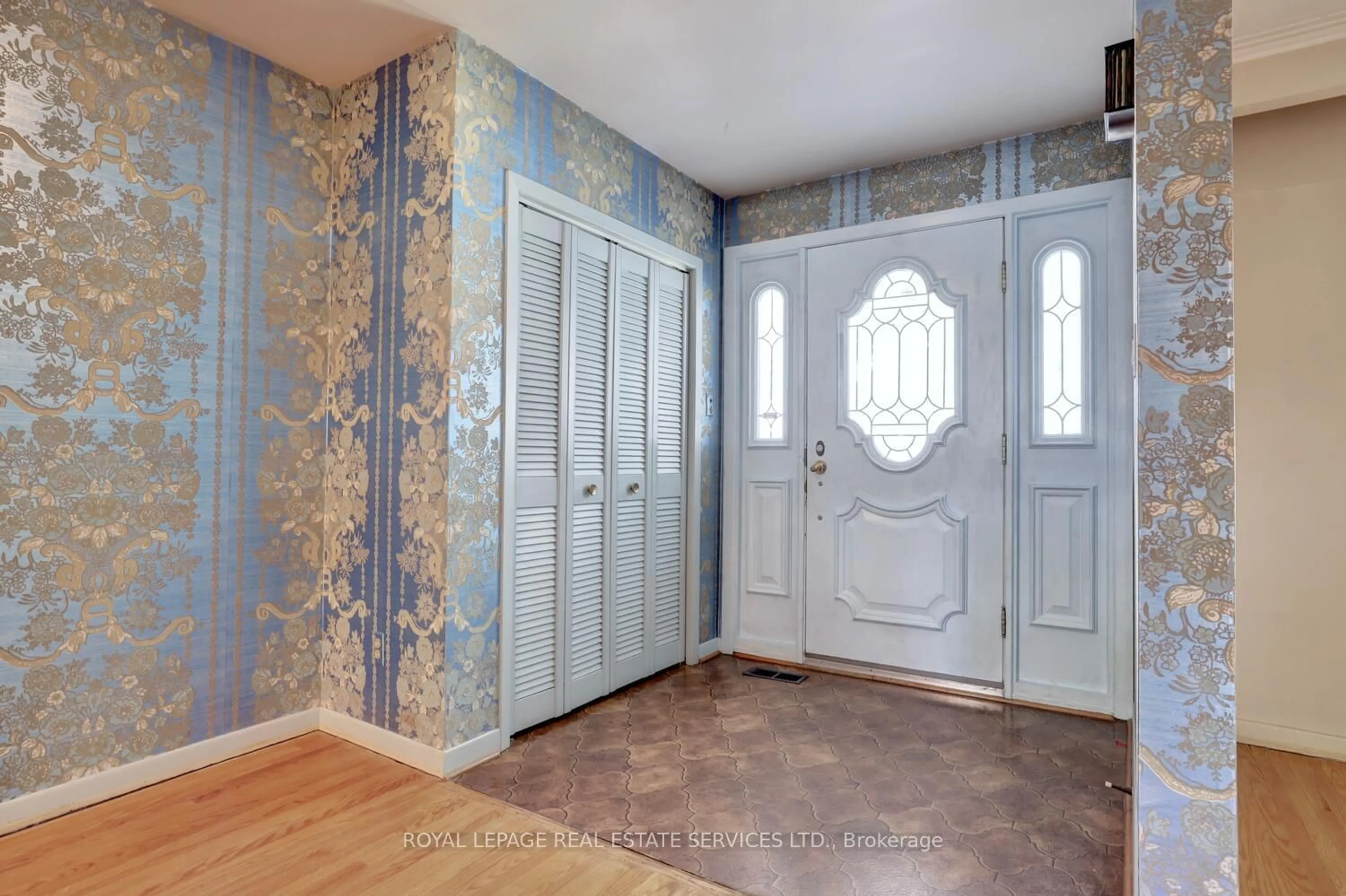 Indoor entryway for 39 Pettit Dr, Toronto Ontario M9R 2W6