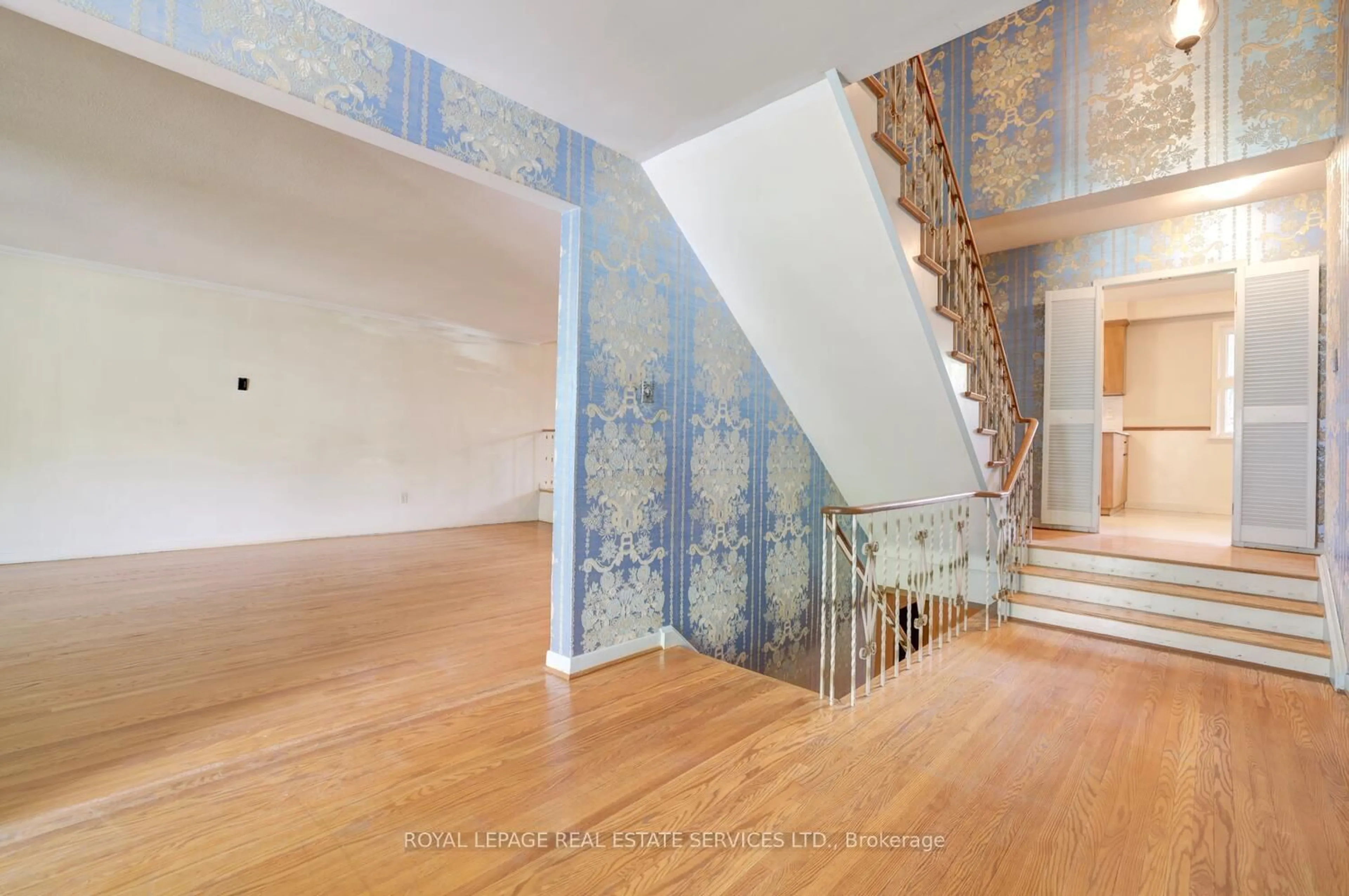 Indoor foyer for 39 Pettit Dr, Toronto Ontario M9R 2W6