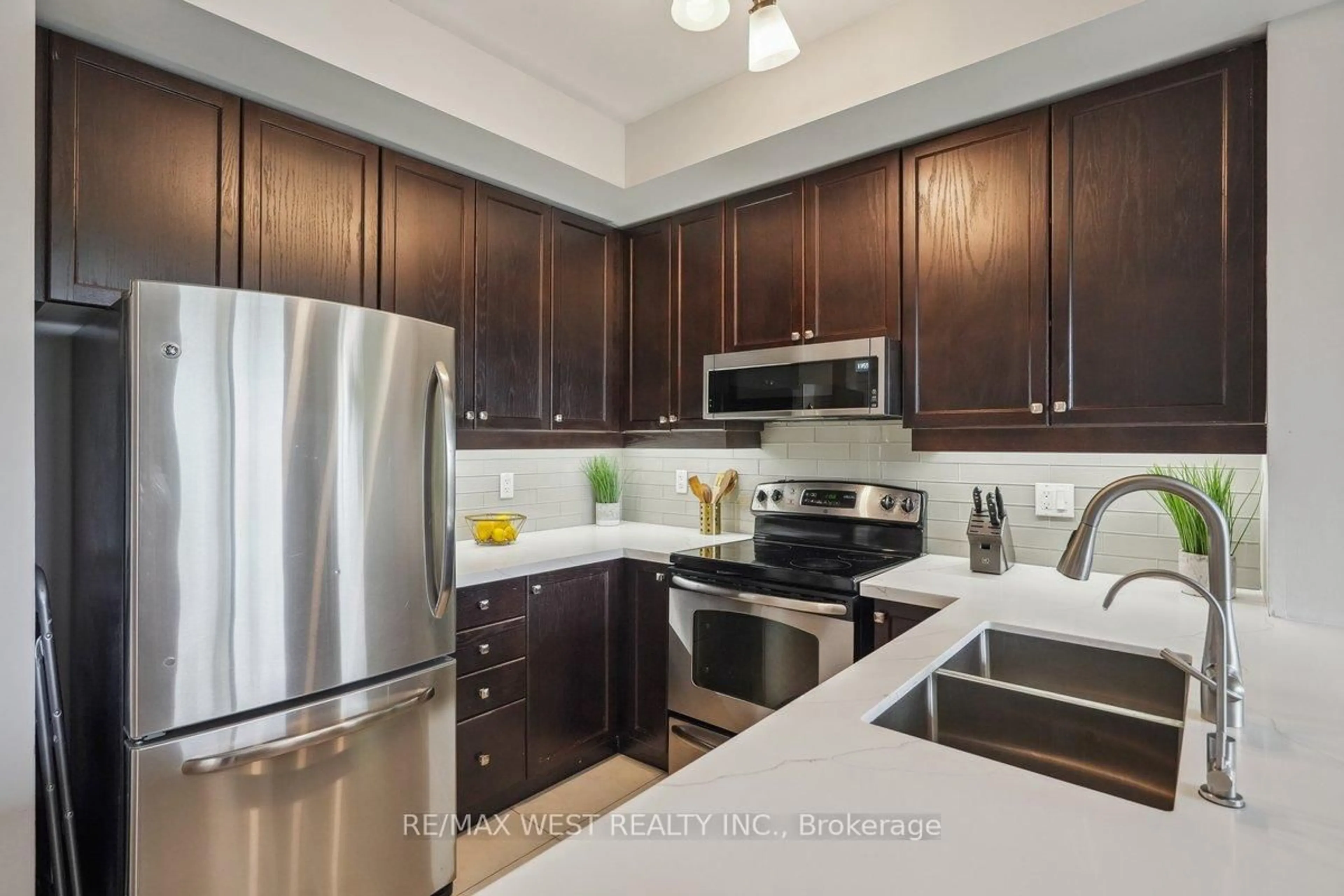 Standard kitchen, unknown for 570 Lolita Gdns #345, Mississauga Ontario L5A 0A1