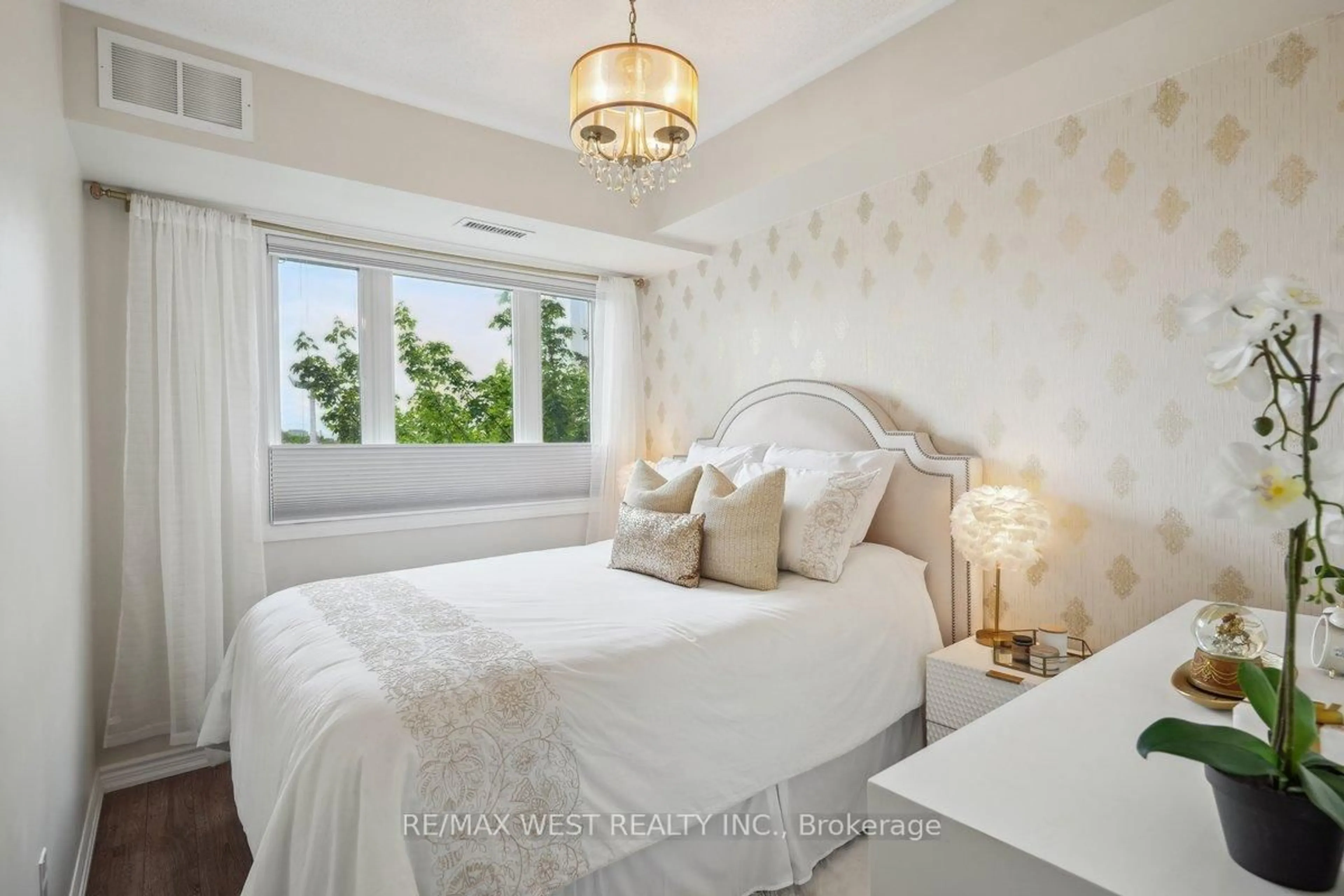 Bedroom with bed, unknown for 570 Lolita Gdns #345, Mississauga Ontario L5A 0A1