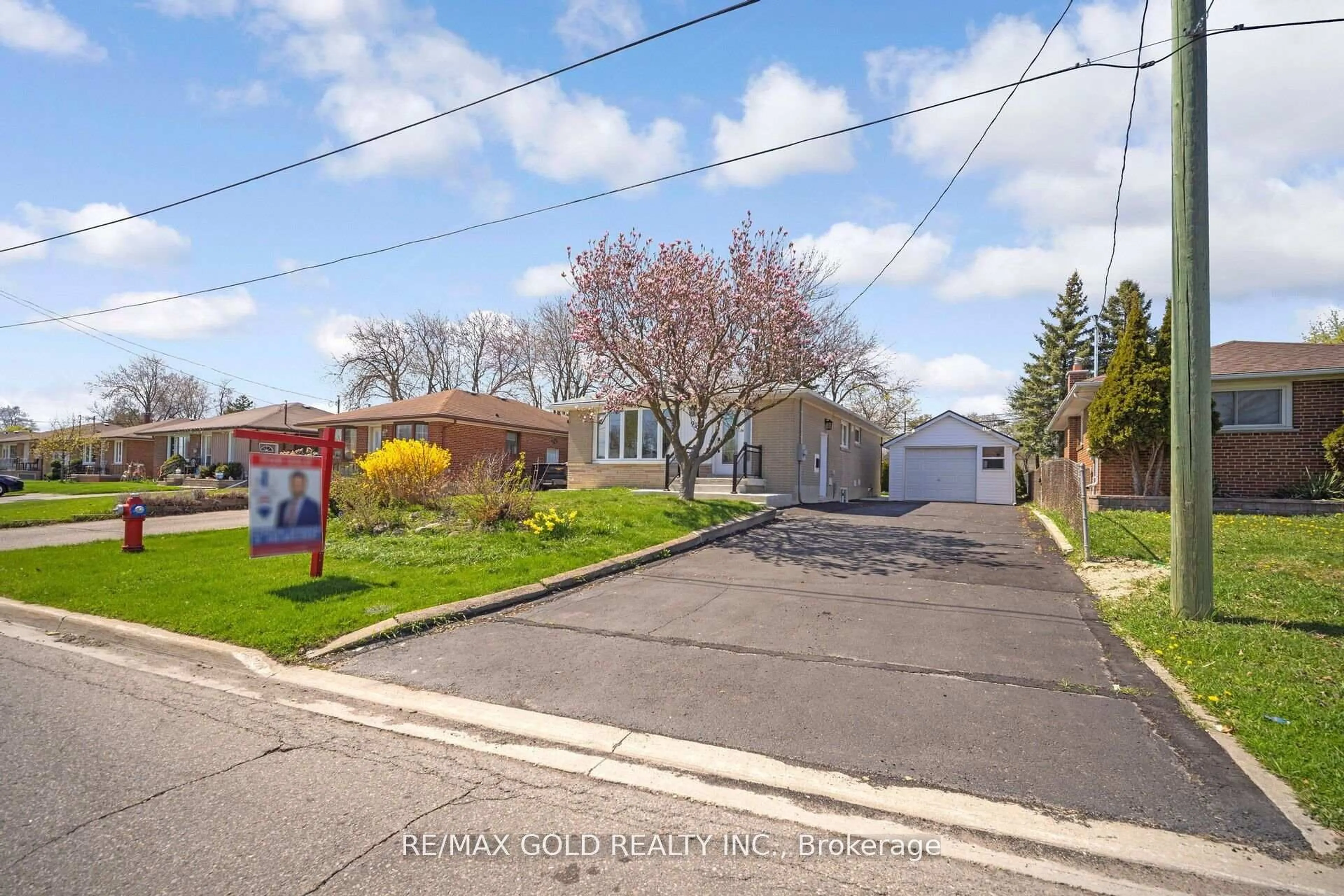 A pic from outside/outdoor area/front of a property/back of a property/a pic from drone, street for 92 Cornwall Rd, Brampton Ontario L6W 1N8