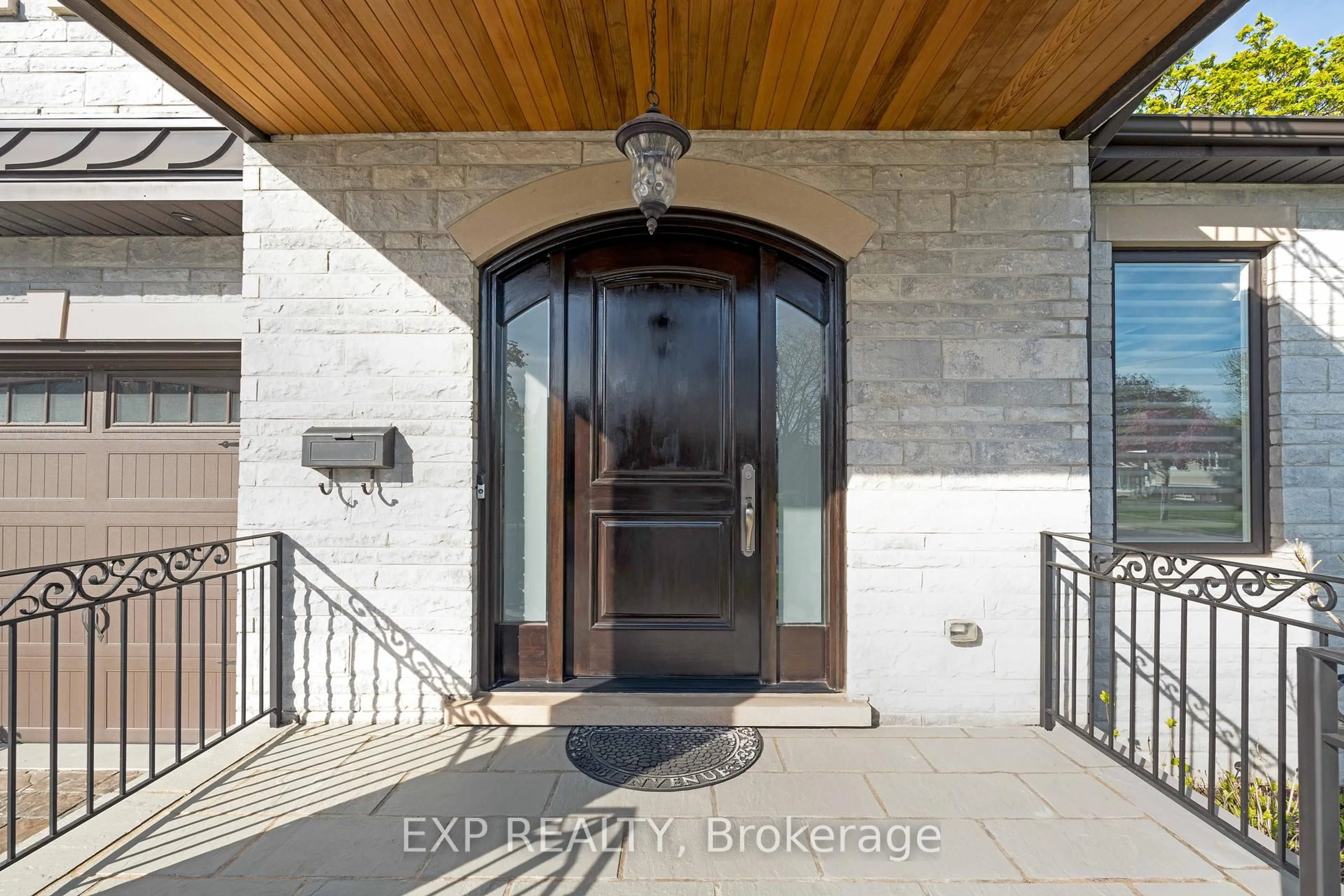 Indoor entryway for 3471 Yale Rd, Mississauga Ontario L5A 2V4