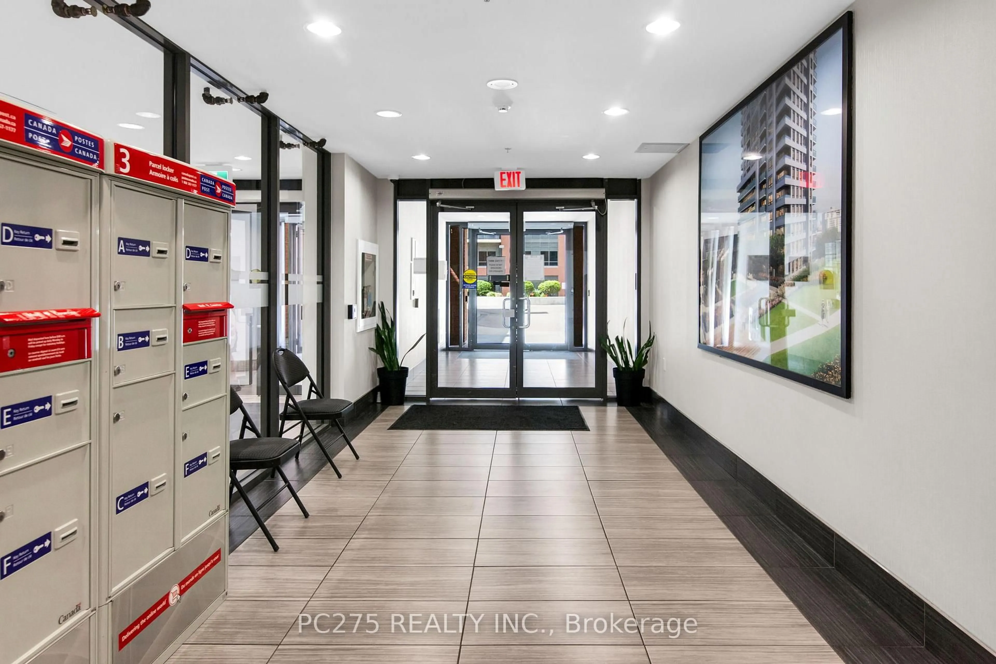 Indoor foyer for 1410 Dupont St #2708, Toronto Ontario M6H 0B6