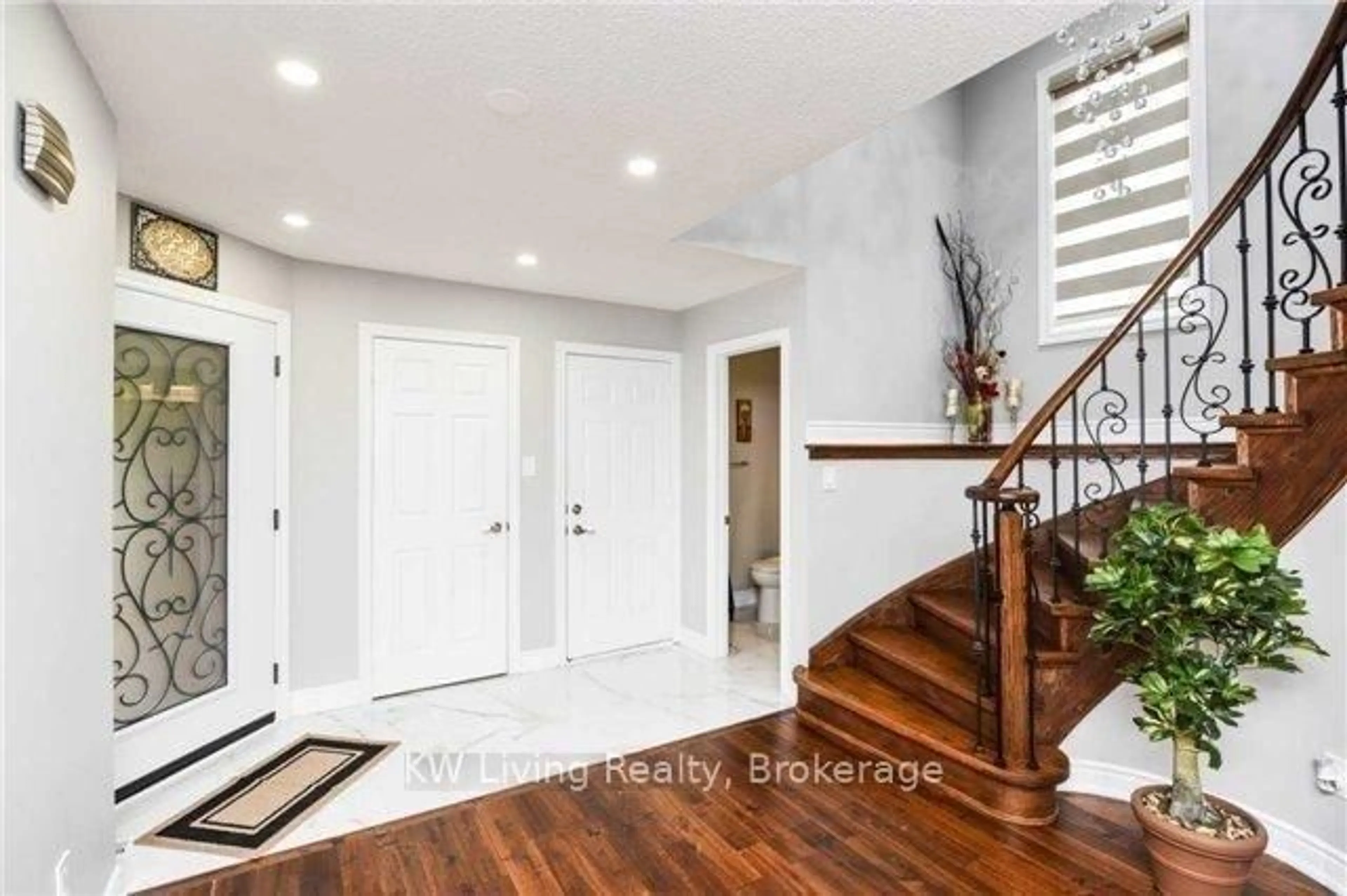 Indoor entryway for 5932 Hemingway Rd, Mississauga Ontario L5M 5M1
