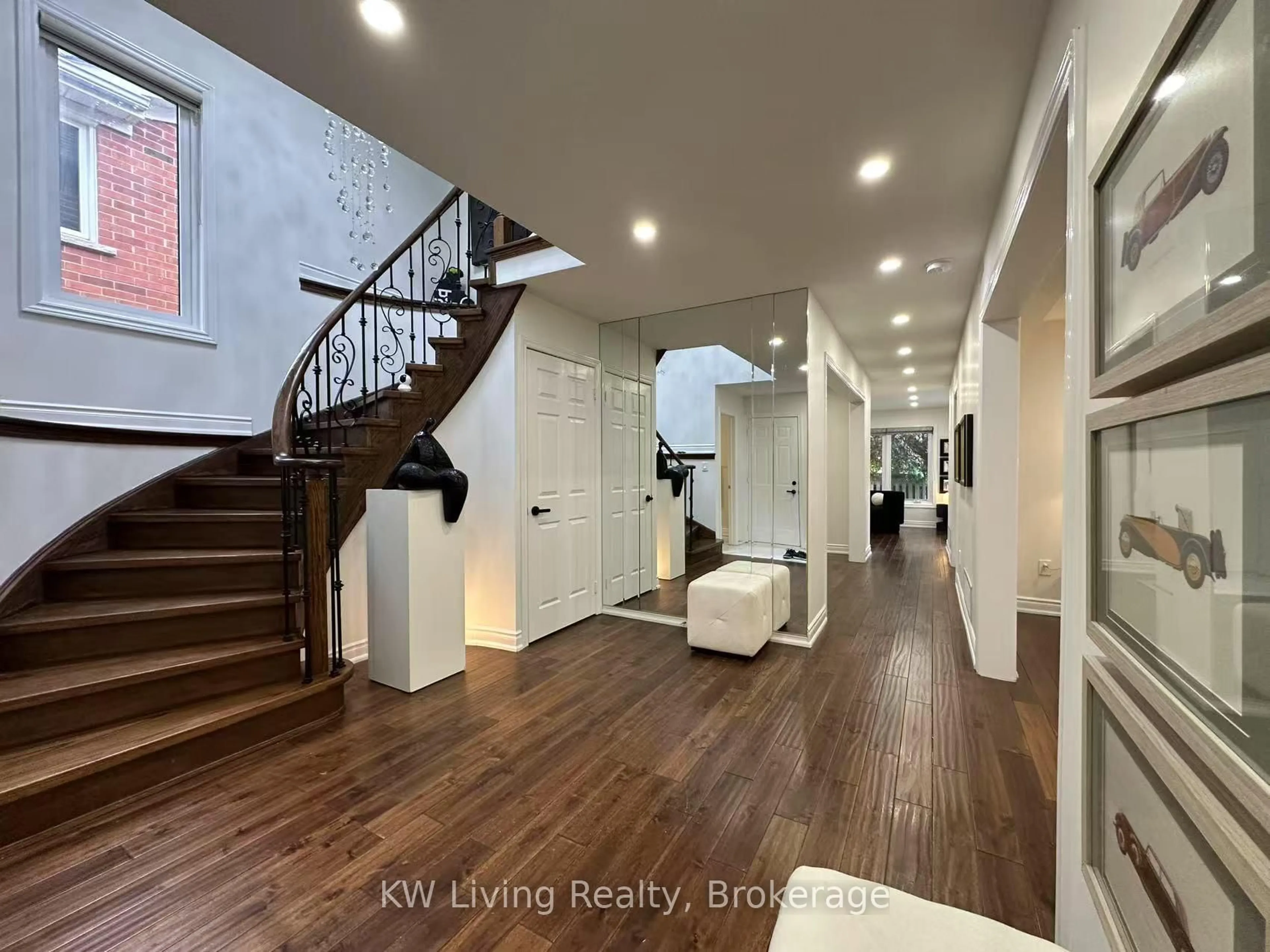 Indoor entryway for 5932 Hemingway Rd, Mississauga Ontario L5M 5M1