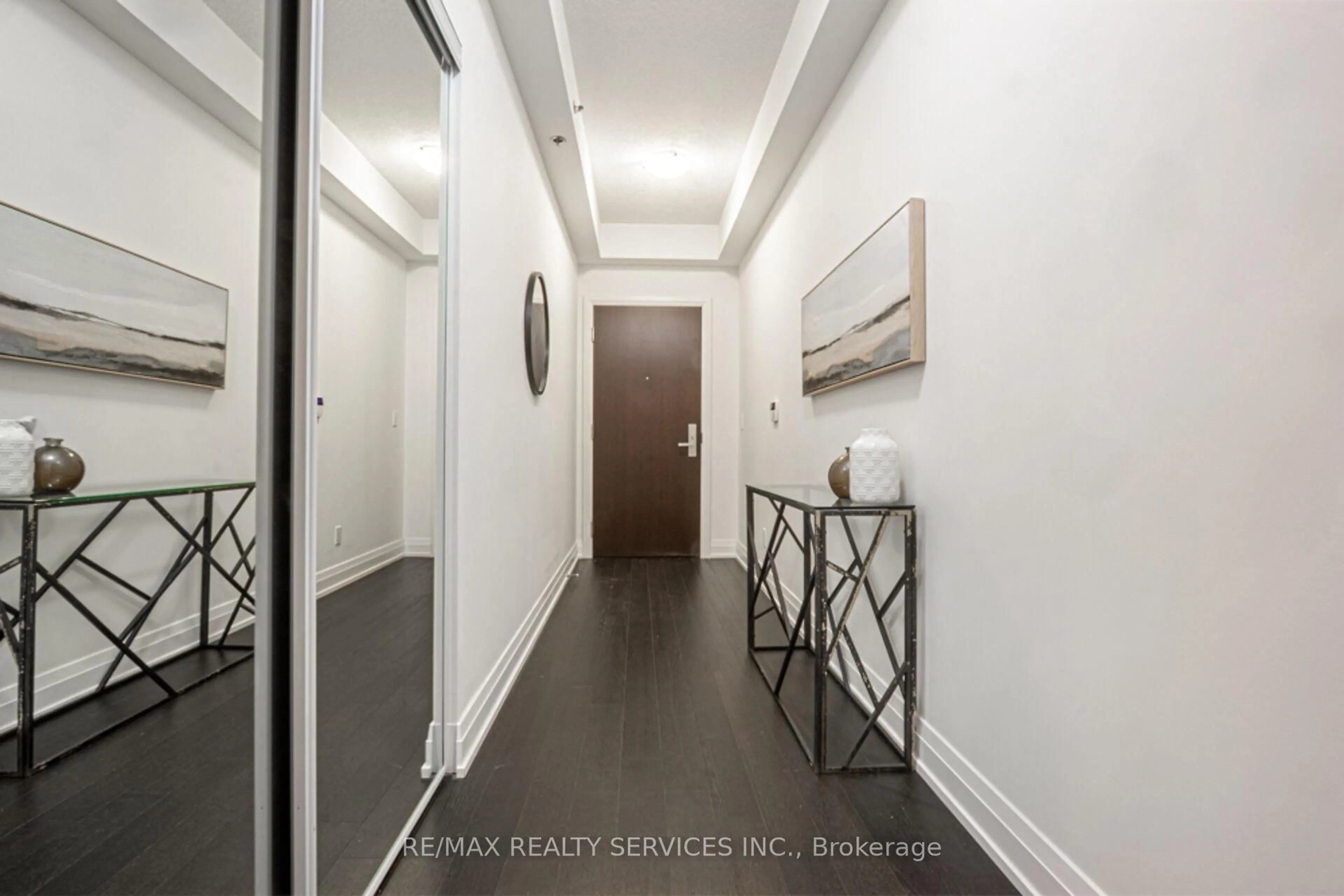 Indoor entryway for 65 Speers Rd #1911, Oakville Ontario L6K 0J1